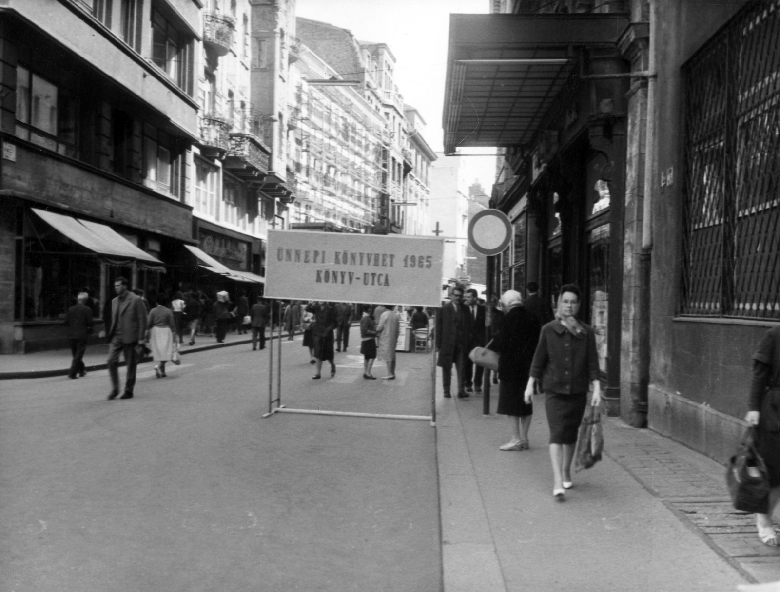 Magyarország, Budapest V., Váci utca a Kristóf tértől a Régi posta utca felé nézve. Ünnepi Könyvhét. A kép forrását kérjük így adja meg: Fortepan / Budapest Főváros Levéltára. Levéltári jelzet: HU_BFL_XV_19_c_11, 1965, Budapest Főváros Levéltára / Városrendezési és Építészeti Osztályának fényképei, A Fővárosi Tanács VB Városrendezési és Építészeti Osztályának, járókelő, utcakép, életkép, jelzőtábla, Budapest, Fortepan #103593