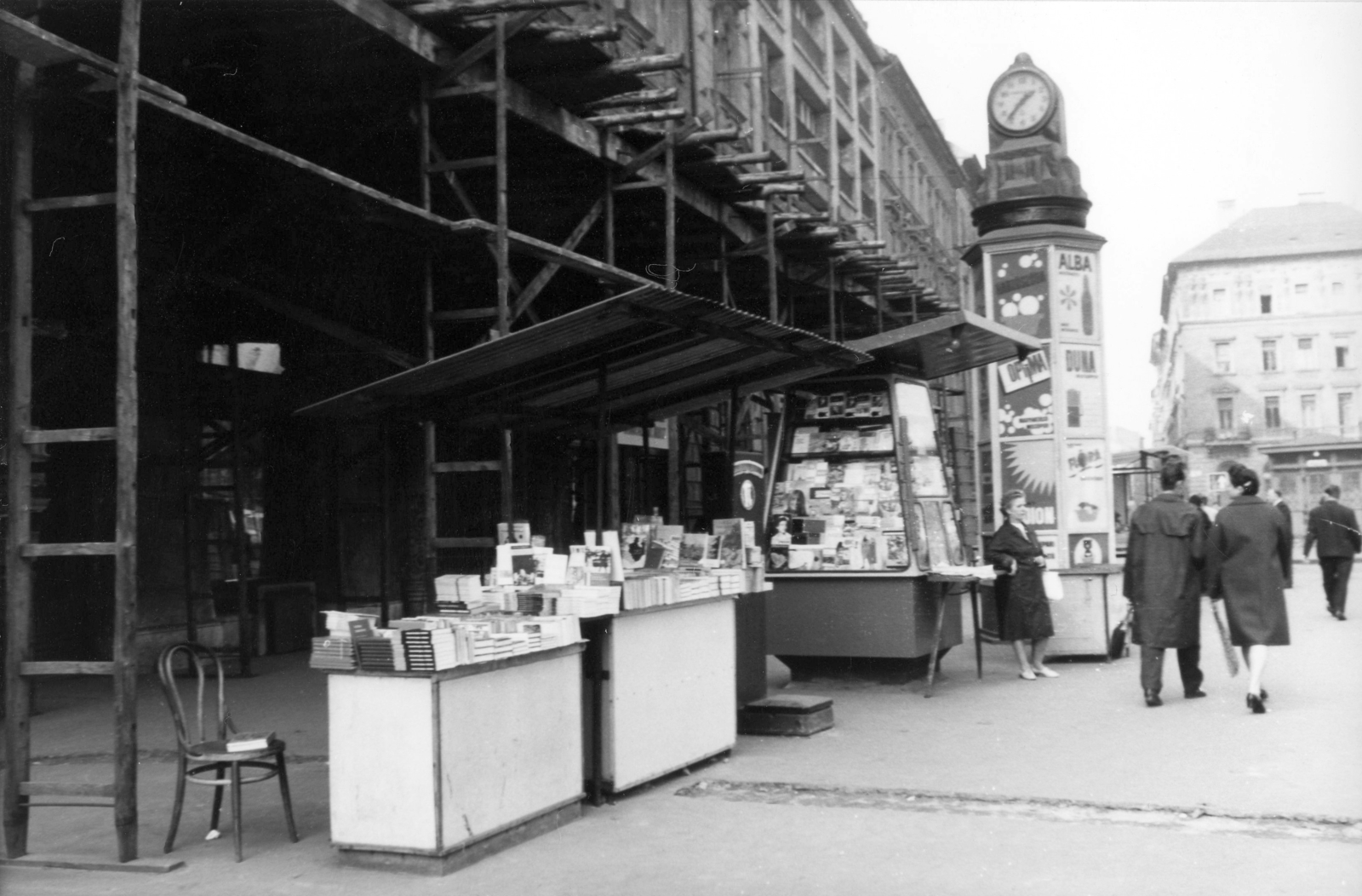 Magyarország, Budapest VIII., József körút a Baross utcától a Rökk Szilárd utca felé nézve. Könyves pavilon és stand az 53. számú ház előtt. A kép forrását kérjük így adja meg: Fortepan / Budapest Főváros Levéltára. Levéltári jelzet: HU_BFL_XV_19_c_11, 1962, Budapest Főváros Levéltára / Városrendezési és Építészeti Osztályának fényképei, A Fővárosi Tanács VB Városrendezési és Építészeti Osztályának, Budapest, Fortepan #103595