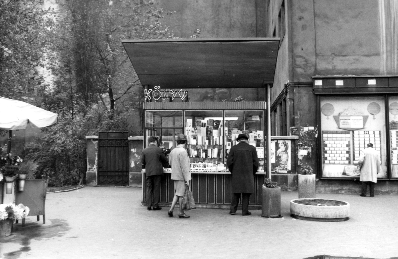 Hungary, Budapest VI., Nyugati (Marx) tér, könyvpavilon a Jókai utca és a Bajcsy-Zsilinszky út között. Jobbra a FIK (Fővárosi Ingatlanközvetítő) lakáshirdetési vitrinjei. A kép forrását kérjük így adja meg: Fortepan / Budapest Főváros Levéltára. Levéltári jelzet: HU_BFL_XV_19_c_11, 1964, Budapest Főváros Levéltára / Városrendezési és Építészeti Osztályának fényképei, A Fővárosi Tanács VB Városrendezési és Építészeti Osztályának, Budapest, Fortepan #103597