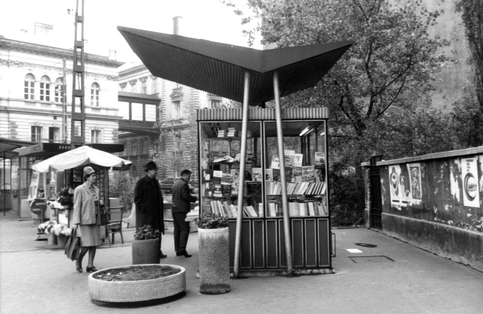 Magyarország, Budapest VI., Nyugati (Marx) tér, pavilonsor a Bajcsy-Zsilinszky út felől a Jókai utca felé nézve. Háttérben az egykori indóházból kialakított MÁV BVKH / Bevételellenőrzési, Visszatérítési és Kártérítési Hivatal. A kép forrását kérjük így adja meg: Fortepan / Budapest Főváros Levéltára. Levéltári jelzet: HU_BFL_XV_19_c_11, 1964, Budapest Főváros Levéltára / Városrendezési és Építészeti Osztályának fényképei, A Fővárosi Tanács VB Városrendezési és Építészeti Osztályának, Budapest, Fortepan #103598