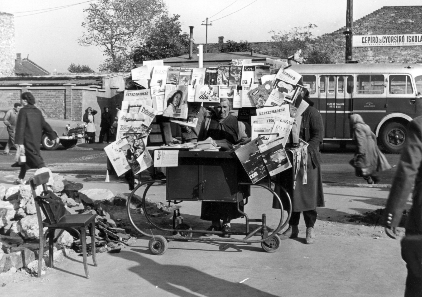 Magyarország, Óbuda, Budapest III., Miklós utcai autóbusz-végállomás, mozgó újságos stand., 1962, Budapest Főváros Levéltára / Városrendezési és Építészeti Osztályának fényképei, A Fővárosi Tanács VB Városrendezési és Építészeti Osztályának, cégtábla, magyar gyártmány, Ikarus-márka, újságárus, Ikarus 60, GAZ M21 Volga, Népszabadság, Fővárosi Autóbusz üzem, Budapest, Fortepan #103602