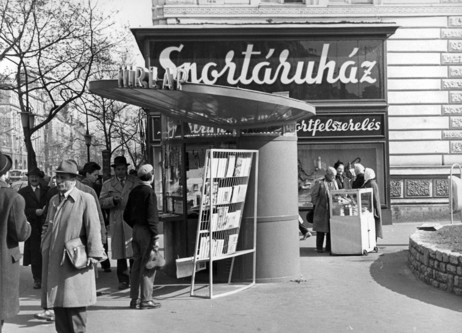 Magyarország, Budapest VI., Teréz (Lenin) körút - Nyugati (Marx) tér sarok, hírlapárus pavilon. Háttérben a MÁV igazgatósági épülete. A kép forrását kérjük így adja meg: Fortepan / Budapest Főváros Levéltára. Levéltári jelzet: HU_BFL_XV_19_c_12, 1964, Budapest Főváros Levéltára / Városrendezési és Építészeti Osztályának fényképei, A Fővárosi Tanács VB Városrendezési és Építészeti Osztályának, Budapest, Fortepan #103607