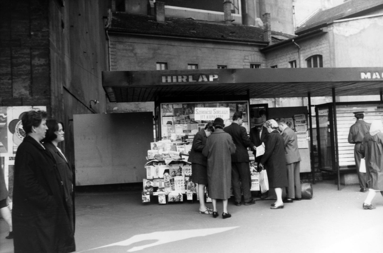 Magyarország, Budapest VII., Rákóczi út 42., hírlapárus pavilon az Akácfa utca sarok közelében. A kép forrását kérjük így adja meg: Fortepan / Budapest Főváros Levéltára. Levéltári jelzet: HU_BFL_XV_19_c_11, 1968, Budapest Főváros Levéltára / Városrendezési és Építészeti Osztályának fényképei, A Fővárosi Tanács VB Városrendezési és Építészeti Osztályának, újságárus, hírlap, szerencsejáték, sorsjegy-árus, Budapest, Fortepan #103609