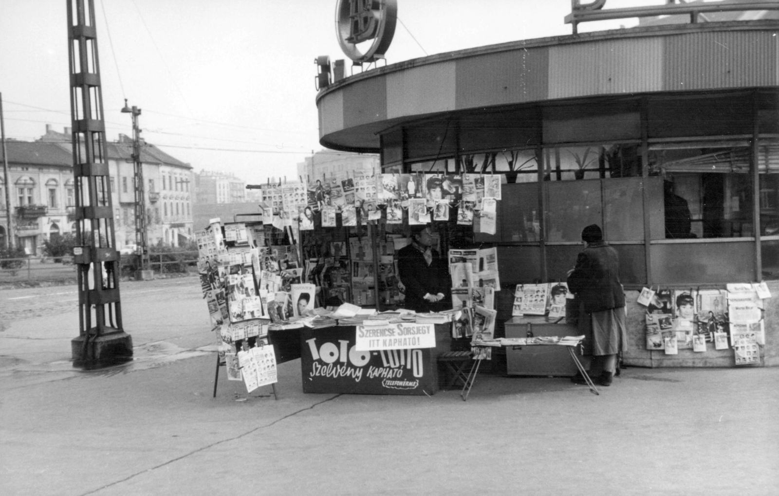 Hungary, Budapest I.,Budapest II., Széll Kálmán (Moszkva) tér a Széna tér felé nézve. A kép forrását kérjük így adja meg: Fortepan / Budapest Főváros Levéltára. Levéltári jelzet: HU_BFL_XV_19_c_11, 1968, Budapest Főváros Levéltára / Városrendezési és Építészeti Osztályának fényképei, A Fővárosi Tanács VB Városrendezési és Építészeti Osztályának, newsstand, lottery ticket sellers, Budapest, square, Fortepan #103613
