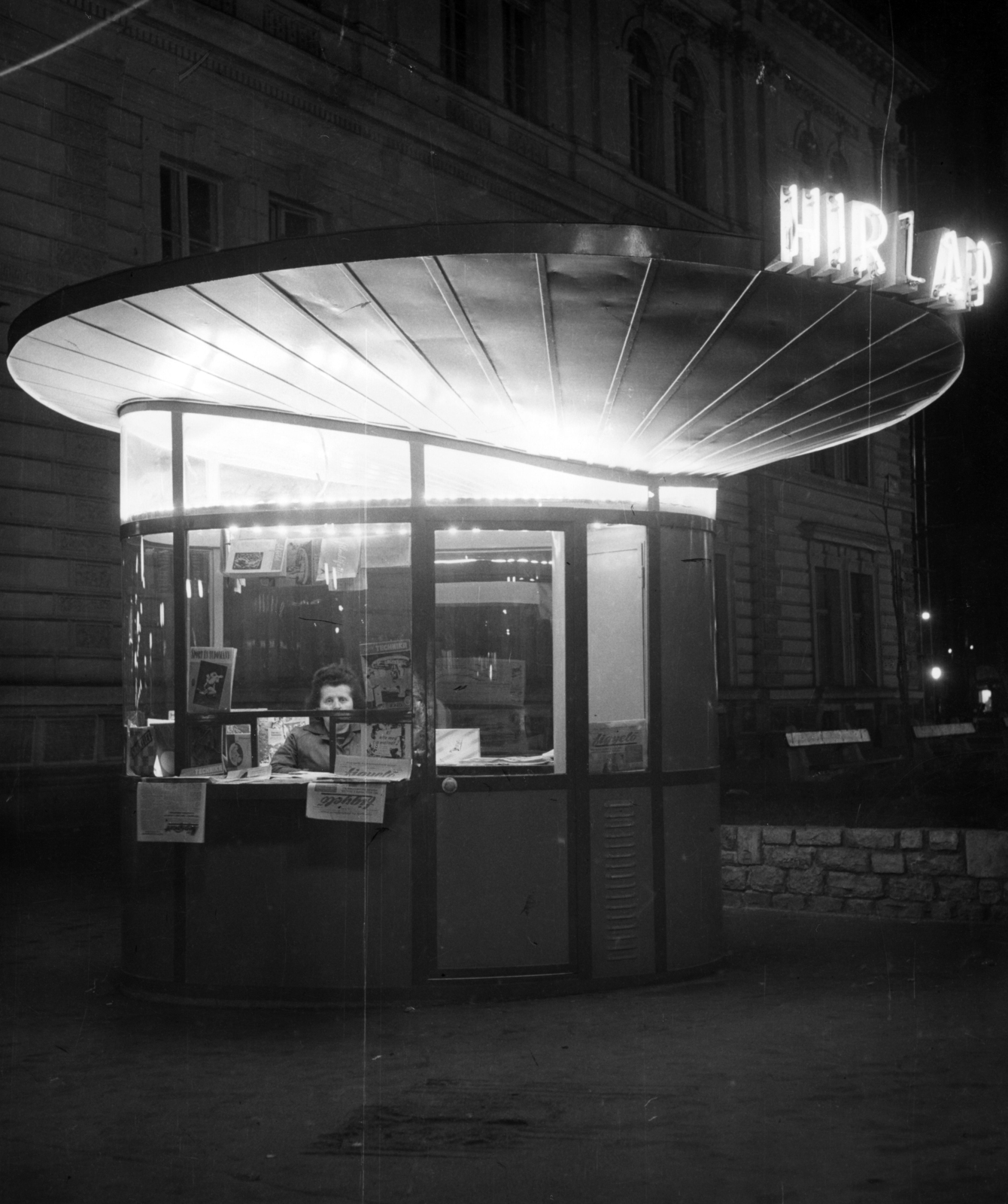 Hungary, Budapest VI., Teréz (Lenin) körút - Nyugati (Marx) tér sarok, hírlapárus pavilon. A kép forrását kérjük így adja meg: Fortepan / Budapest Főváros Levéltára. Levéltári jelzet: HU_BFL_XV_19_c_13, 1964, Budapest Főváros Levéltára / Városrendezési és Építészeti Osztályának fényképei, A Fővárosi Tanács VB Városrendezési és Építészeti Osztályának, Budapest, Fortepan #103616