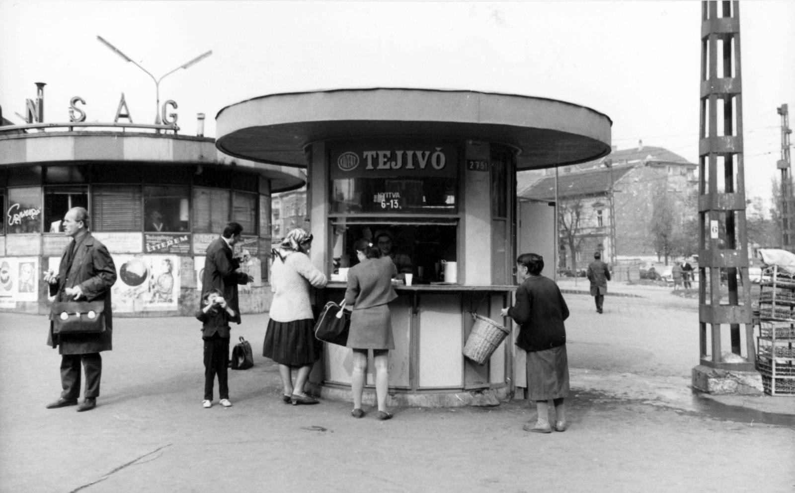 Magyarország, Budapest II., Széll Kálmán (Moszkva) tér, a Közért tejivó pavilonja. A kép forrását kérjük így adja meg: Fortepan / Budapest Főváros Levéltára. Levéltári jelzet: HU_BFL_XV_19_c_11, 1968, Budapest Főváros Levéltára / Városrendezési és Építészeti Osztályának fényképei, A Fővárosi Tanács VB Városrendezési és Építészeti Osztályának, életkép, bódé, táska, tejivó, tejbüfé, Budapest, Fortepan #103617