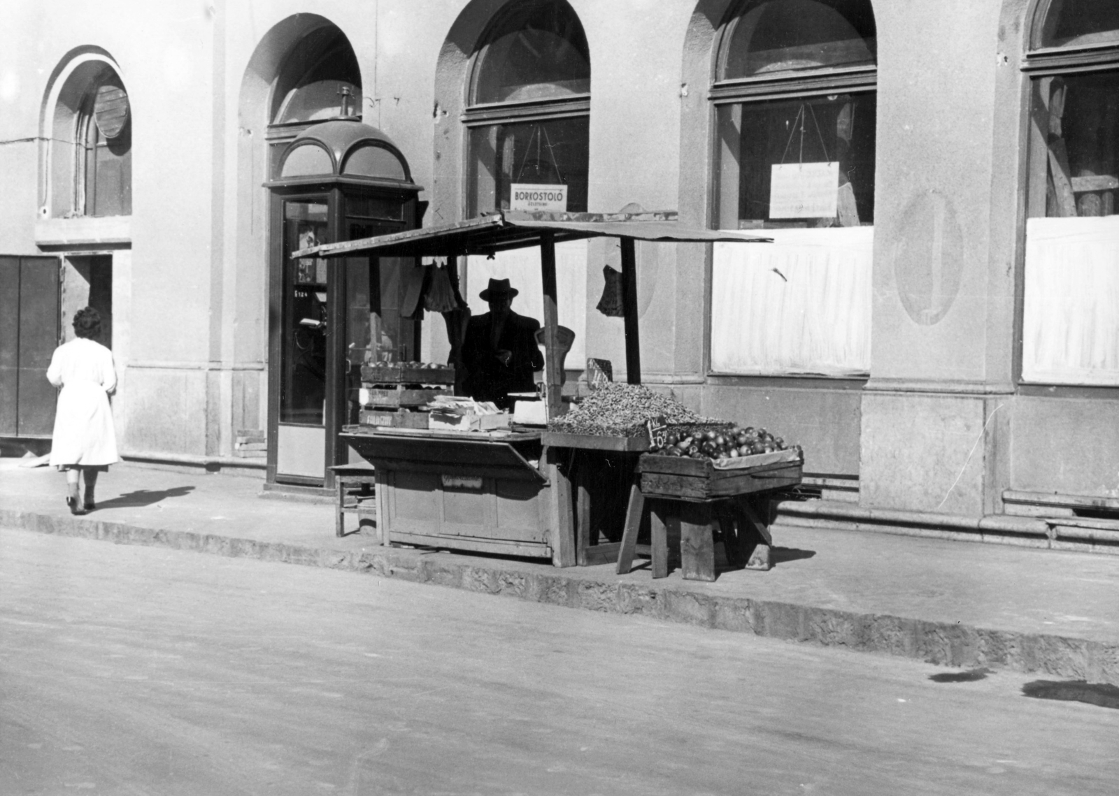 Hungary, Budapest VII., Akácfa utca 1., zöldséges stand. A kép forrását kérjük így adja meg: Fortepan / Budapest Főváros Levéltára. Levéltári jelzet: HU_BFL_XV_19_c_11, 1965, Budapest Főváros Levéltára / Városrendezési és Építészeti Osztályának fényképei, A Fővárosi Tanács VB Városrendezési és Építészeti Osztályának, phone booth, greengrocer, Budapest, Fortepan #103618