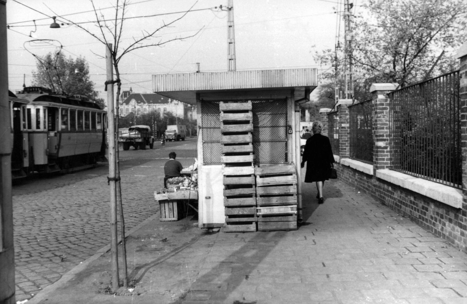 Hungary, Budapest VIII.,Budapest X.,Budapest IX., Könyves Kálmán körút az Üllői úti kereszteződésnél, a MAFILM épületétől a Népliget irányába nézve. Balra a távolban az egykori Tisztviselőtelepi Gimnázium. A kép forrását kérjük így adja meg: Fortepan / Budapest Főváros Levéltára. Levéltári jelzet: HU_BFL_XV_19_c_11, 1966, Budapest Főváros Levéltára / Városrendezési és Építészeti Osztályának fényképei, A Fővárosi Tanács VB Városrendezési és Építészeti Osztályának, booth, tram, fence, greengrocer, crate, Budapest, Fortepan #103623