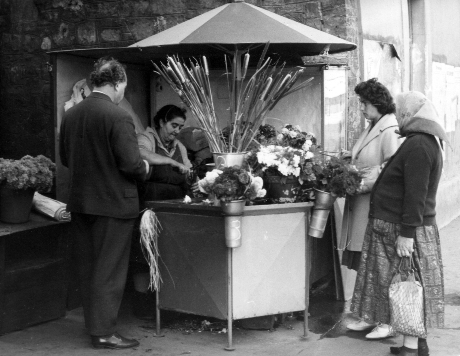 Hungary, Budapest II., Margit körút (Mártírok útja) - Mechwart lépcső sarok. A kép forrását kérjük így adja meg: Fortepan / Budapest Főváros Levéltára. Levéltári jelzet: HU_BFL_XV_19_c_11, 1965, Budapest Főváros Levéltára / Városrendezési és Építészeti Osztályának fényképei, A Fővárosi Tanács VB Városrendezési és Építészeti Osztályának, florist, bag, Budapest, Fortepan #103631