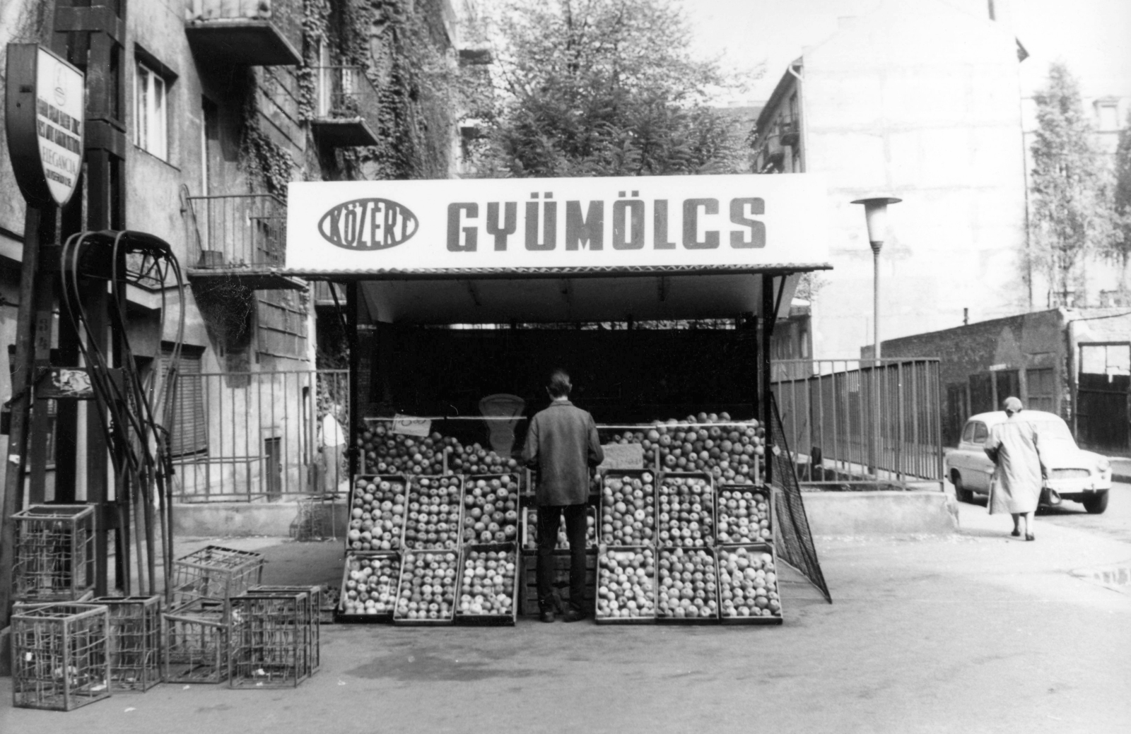 Hungary, Budapest XIII., Kádár utca, villamos-végállomás. Szemben a Borbély utca a Katona József utca felé nézve. A kép forrását kérjük így adja meg: Fortepan / Budapest Főváros Levéltára. Levéltári jelzet: HU_BFL_XV_19_c_11, 1964, Budapest Főváros Levéltára / Városrendezési és Építészeti Osztályának fényképei, A Fővárosi Tanács VB Városrendezési és Építészeti Osztályának, Budapest, fruit seller, crate, Közért Company, Fortepan #103637