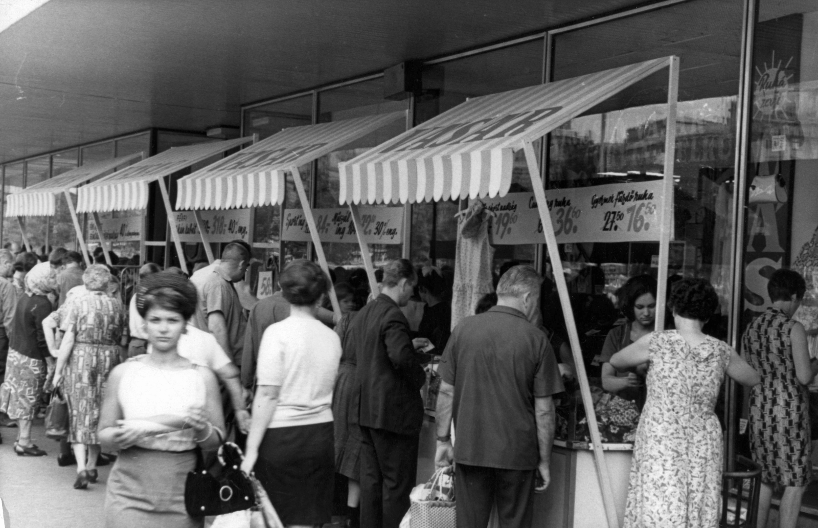 Hungary, Budapest VIII., Blaha Lujza tér, Corvin Áruház. A kép forrását kérjük így adja meg: Fortepan / Budapest Főváros Levéltára. Levéltári jelzet: HU_BFL_XV_19_c_11, 1967, Budapest Főváros Levéltára / Városrendezési és Építészeti Osztályának fényképei, A Fővárosi Tanács VB Városrendezési és Építészeti Osztályának, fair, handbag, seller, Corvin Store, Budapest, Fortepan #103643
