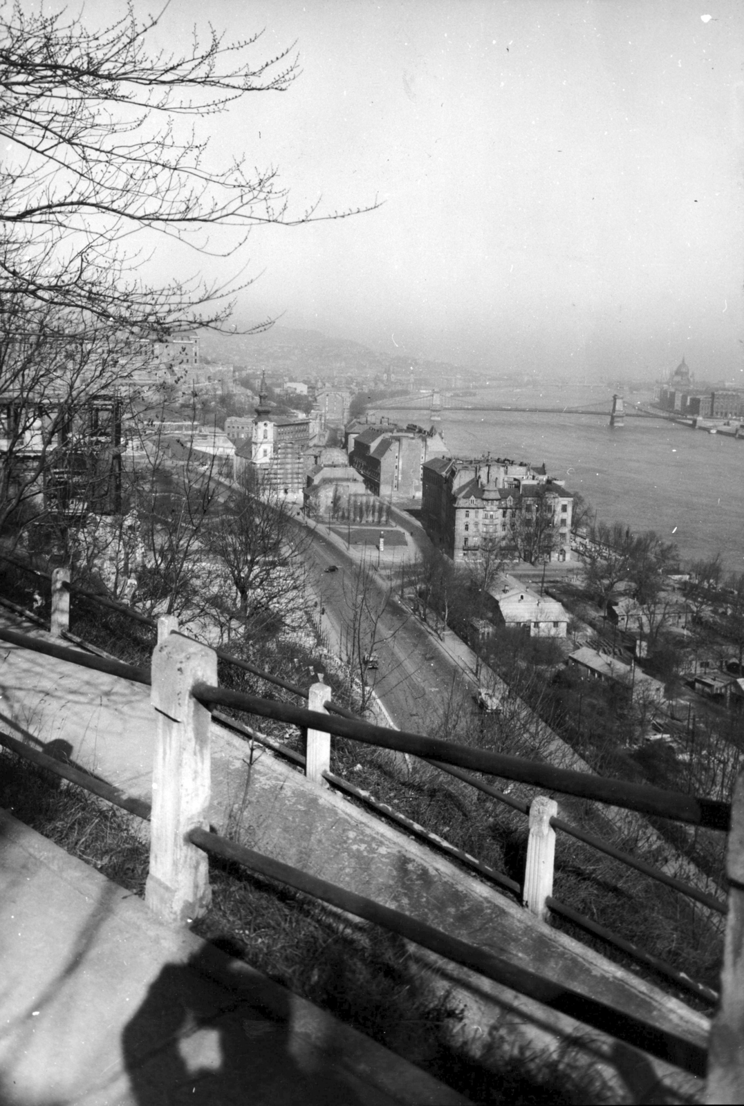 Hungary, Budapest I., kilátás a Döbrentei tér és a Széchenyi Lánchíd felé. A kép forrását kérjük így adja meg: Fortepan / Budapest Főváros Levéltára. Levéltári jelzet: HU_BFL_XV_19_c_11, 1960, Budapest Főváros Levéltára / Városrendezési és Építészeti Osztályának fényképei, A Fővárosi Tanács VB Városrendezési és Építészeti Osztályának, Budapest, suspension bridge, William Tierney Clark-design, Fortepan #103647