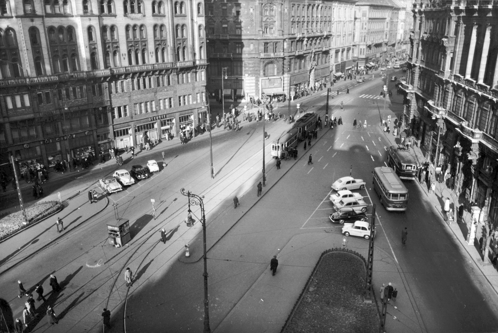 Magyarország, Budapest V., Ferenciek tere (Felszabadulás tér) és a Kossuth Lajos utca a déli Klotild palotából nézve. A kép forrását kérjük így adja meg: Fortepan / Budapest Főváros Levéltára. Levéltári jelzet: HU_BFL_XV_19_c_11, 1961, Budapest Főváros Levéltára / Városrendezési és Építészeti Osztályának fényképei, A Fővárosi Tanács VB Városrendezési és Építészeti Osztályának, autóbusz, villamos, trolibusz, Ikarus 60T, Ikarus 620/630, villamosmegálló, villamos pótkocsi, Budapest, Fortepan #103654