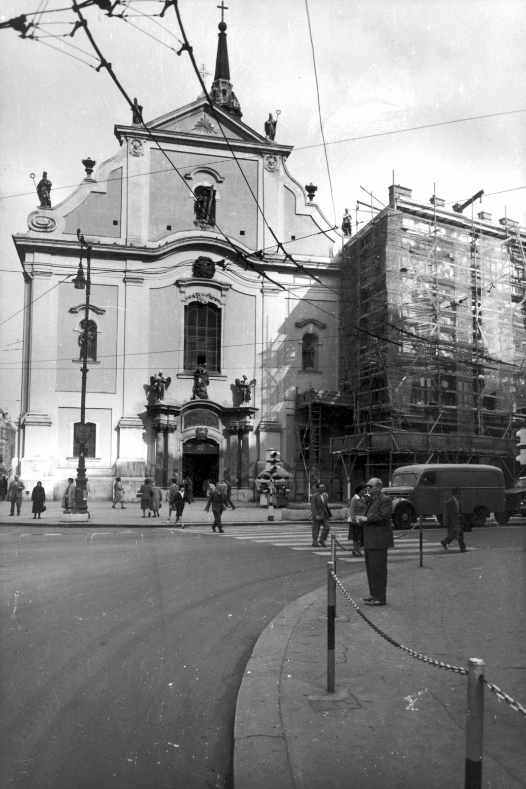 Hungary, Budapest V., Belvárosi Ferences templom a Ferenciek teréről (Felszabadulás tér) nézve. A kép forrását kérjük így adja meg: Fortepan / Budapest Főváros Levéltára. Levéltári jelzet: HU_BFL_XV_19_c_11, 1961, Budapest Főváros Levéltára / Városrendezési és Építészeti Osztályának fényképei, A Fővárosi Tanács VB Városrendezési és Építészeti Osztályának, street view, genre painting, lamp post, Baroque-style, Catholic Church, Budapest, Franciscans, crosswalk, Fortepan #103659