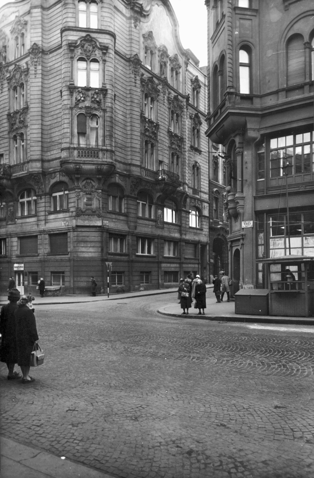 Hungary, Budapest V., Váci utca, jobbra a Mercur Bank és Váltóüzlet Rt. lebontásra váró épülete, szemben a Duna utca Március 15. tér felőli része. A kép forrását kérjük így adja meg: Fortepan / Budapest Főváros Levéltára. Levéltári jelzet: HU_BFL_XV_19_c_11, 1961, Budapest Főváros Levéltára / Városrendezési és Építészeti Osztályának fényképei, A Fővárosi Tanács VB Városrendezési és Építészeti Osztályának, Budapest, Fortepan #103672