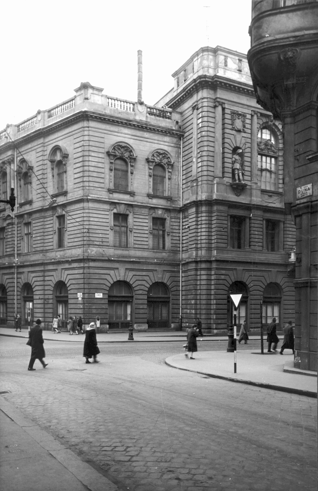 Hungary, Budapest V., Duna utca - Váci utca kereszteződés a Március 15. tér felől nézve. A kép forrását kérjük így adja meg: Fortepan / Budapest Főváros Levéltára. Levéltári jelzet: HU_BFL_XV_19_c_11, 1961, Budapest Főváros Levéltára / Városrendezési és Építészeti Osztályának fényképei, A Fővárosi Tanács VB Városrendezési és Építészeti Osztályának, Budapest, Fortepan #103673