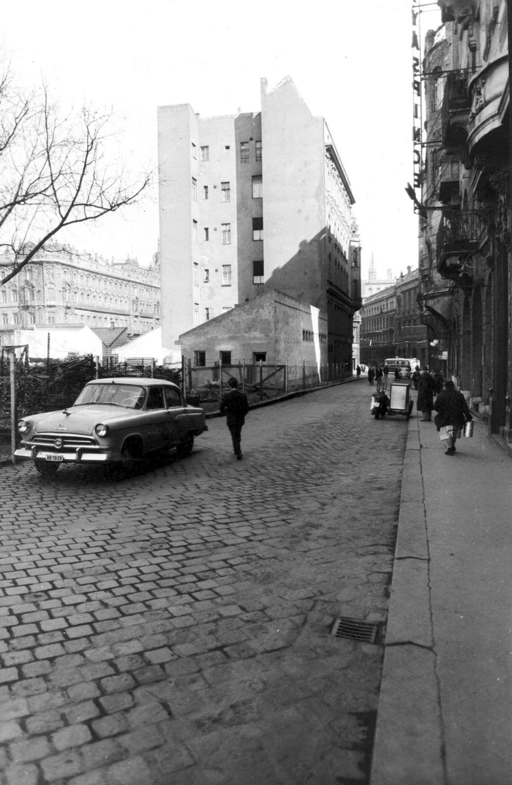 Hungary, Budapest V., Március 15. tér, a Mercur Bank és Váltóüzlet Rt. lebontásra váró épülete. Szemben hátul a Duna utca látszik. A kép forrását kérjük így adja meg: Fortepan / Budapest Főváros Levéltára. Levéltári jelzet: HU_BFL_XV_19_c_11, 1961, Budapest Főváros Levéltára / Városrendezési és Építészeti Osztályának fényképei, A Fővárosi Tanács VB Városrendezési és Építészeti Osztályának, Budapest, Fortepan #103678