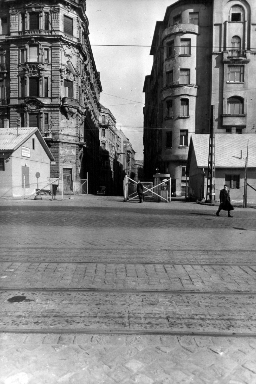 Hungary, Budapest V., Belgrád rakpart, szemben az Irányi utca, a Hídépítő Vállalat felvonulási területe. A kép forrását kérjük így adja meg: Fortepan / Budapest Főváros Levéltára. Levéltári jelzet: HU_BFL_XV_19_c_11, 1961, Budapest Főváros Levéltára / Városrendezési és Építészeti Osztályának fényképei, A Fővárosi Tanács VB Városrendezési és Építészeti Osztályának, Budapest, Fortepan #103685