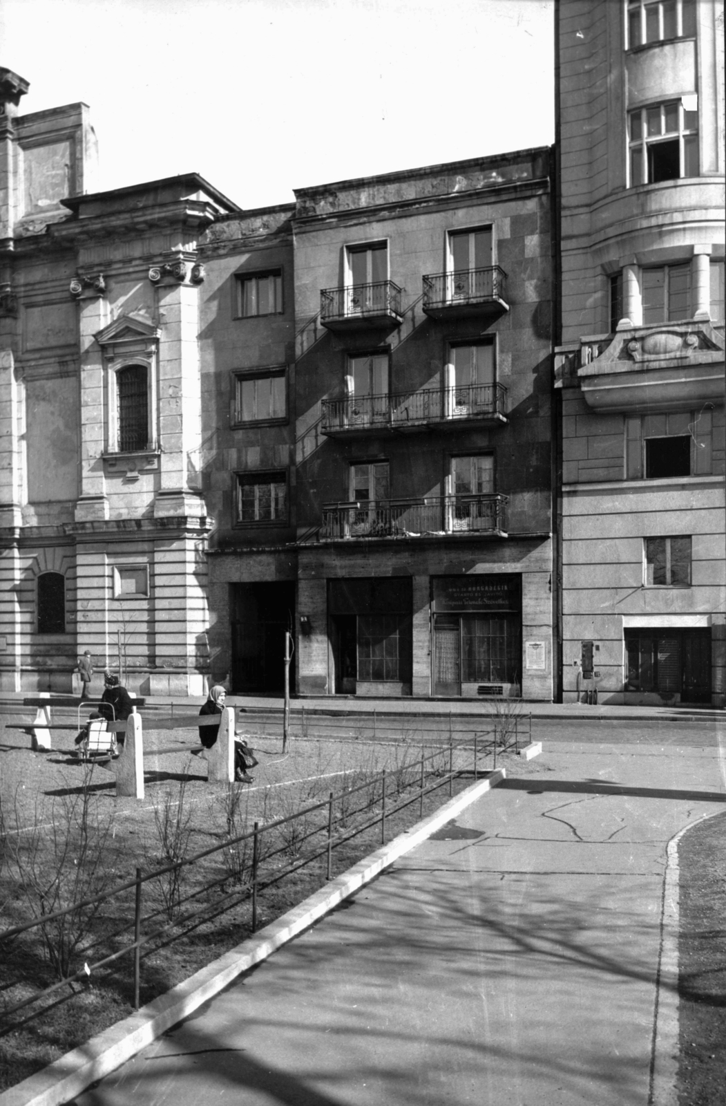 Magyarország, Budapest V., Petőfi tér 2. A kép forrását kérjük így adja meg: Fortepan / Budapest Főváros Levéltára. Levéltári jelzet: HU_BFL_XV_19_c_11, 1961, Budapest Főváros Levéltára / Városrendezési és Építészeti Osztályának fényképei, A Fővárosi Tanács VB Városrendezési és Építészeti Osztályának, Budapest, Fortepan #103687