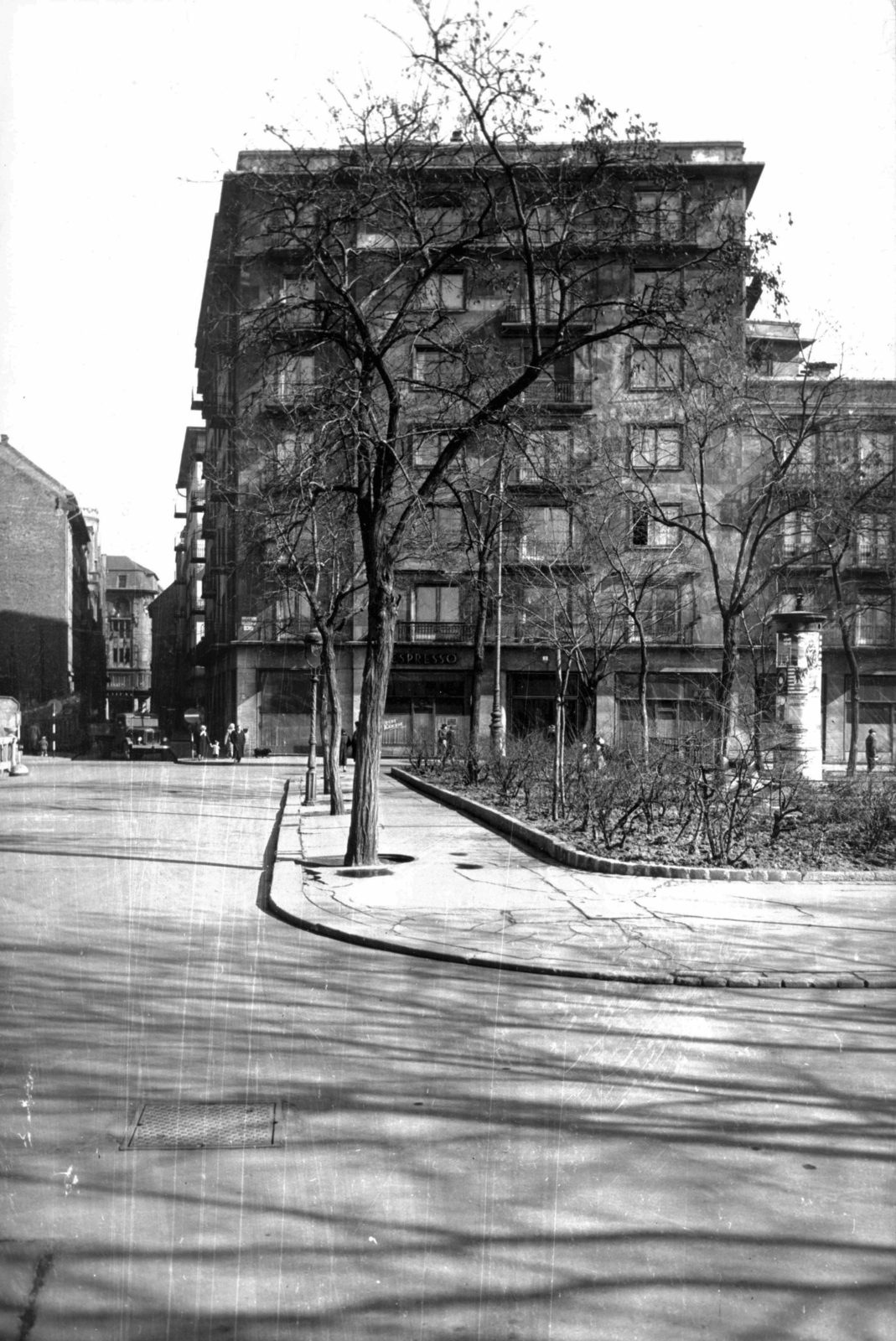 Hungary, Budapest V., Petőfi tér, szemben a Régi posta utca sarkán a Skeny-bérház. A kép forrását kérjük így adja meg: Fortepan / Budapest Főváros Levéltára. Levéltári jelzet: HU_BFL_XV_19_c_11, 1961, Budapest Főváros Levéltára / Városrendezési és Építészeti Osztályának fényképei, A Fővárosi Tanács VB Városrendezési és Építészeti Osztályának, Budapest, Fortepan #103691