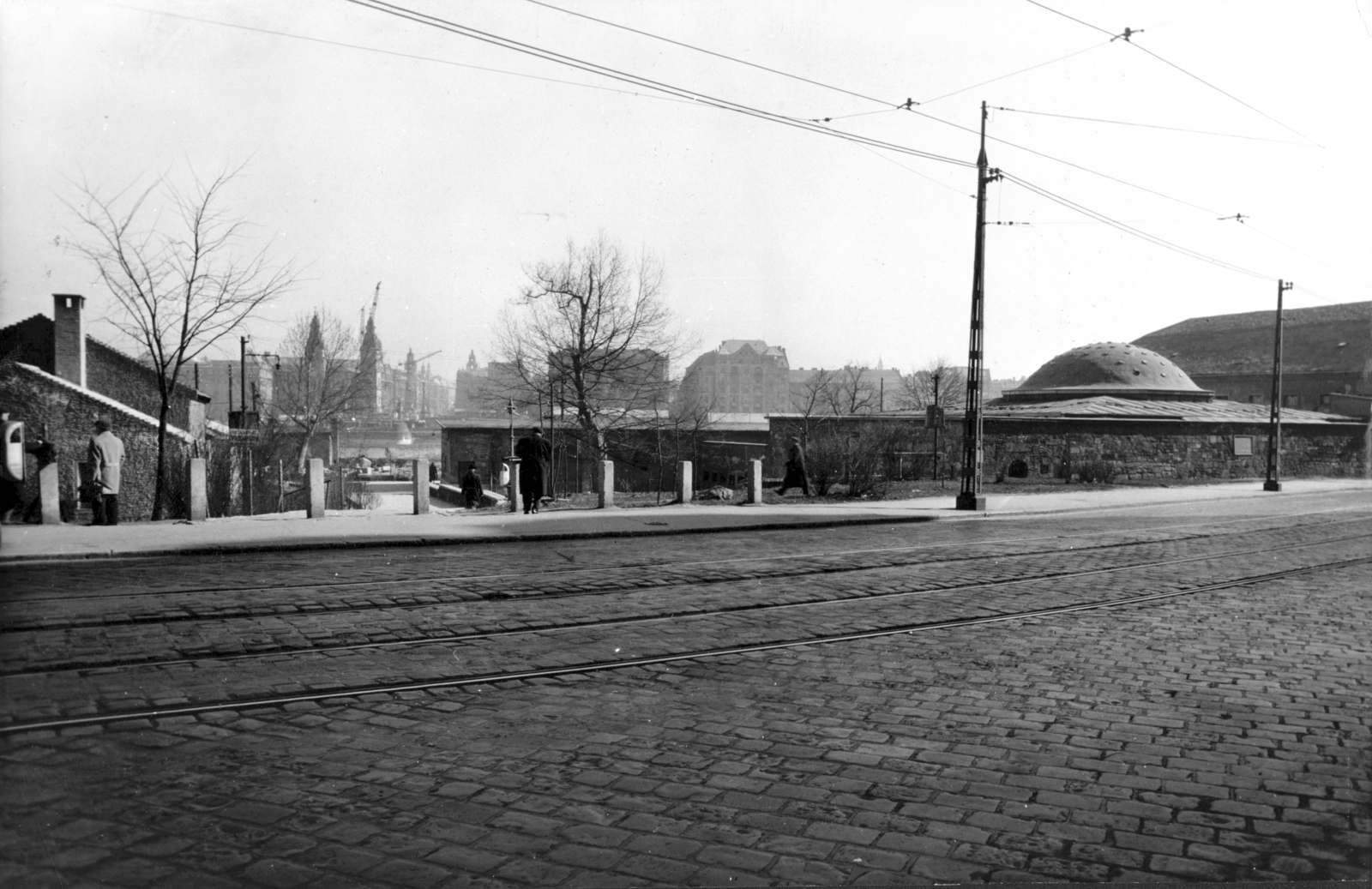 Hungary, Budapest I., Szent Gellért rakpart, jobbra a Rudas fürdő. A kép forrását kérjük így adja meg: Fortepan / Budapest Főváros Levéltára. Levéltári jelzet: HU_BFL_XV_19_c_11, 1960, Budapest Főváros Levéltára / Városrendezési és Építészeti Osztályának fényképei, A Fővárosi Tanács VB Városrendezési és Építészeti Osztályának, Budapest, Fortepan #103702