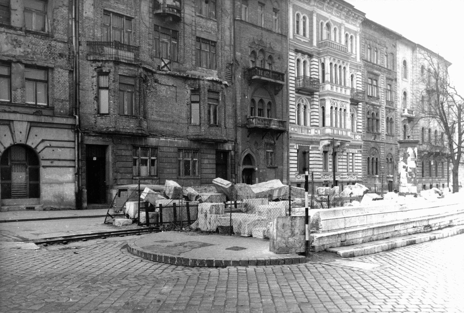 Hungary, Budapest I., Várkert (Groza Péter) rakpart a Döbrentei tér és a Fátyol utca közötti házsora. A kép forrását kérjük így adja meg: Fortepan / Budapest Főváros Levéltára. Levéltári jelzet: HU_BFL_XV_19_c_11, 1960, Budapest Főváros Levéltára / Városrendezési és Építészeti Osztályának fényképei, A Fővárosi Tanács VB Városrendezési és Építészeti Osztályának, Budapest, Fortepan #103705