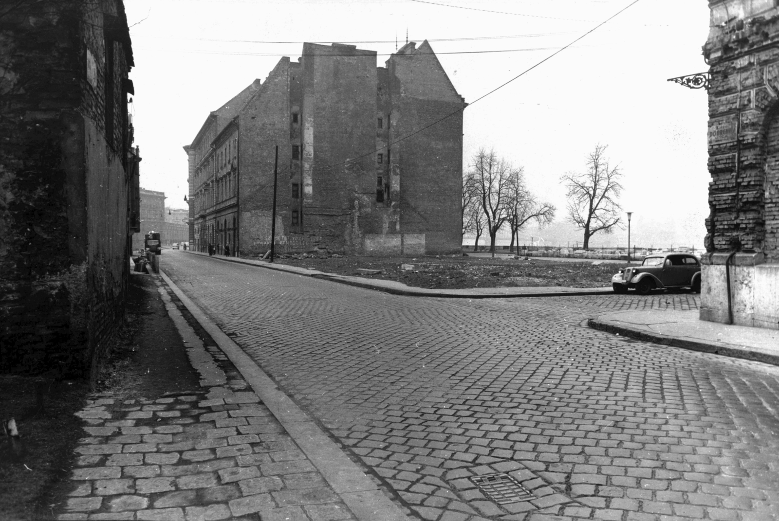 Magyarország, Budapest I., Döbrentei utca az Ybl Miklós tér felé nézve, jobbra a Fátyol utca torkolata. A kép forrását kérjük így adja meg: Fortepan / Budapest Főváros Levéltára. Levéltári jelzet: HU_BFL_XV_19_c_11, 1960, Budapest Főváros Levéltára / Városrendezési és Építészeti Osztályának fényképei, A Fővárosi Tanács VB Városrendezési és Építészeti Osztályának, Budapest, Fortepan #103707