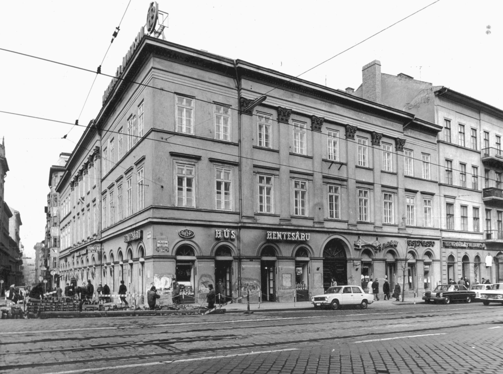 Hungary, Budapest V., Vámház (Tolbuhin) körút - Fővám (Dimitrov) tér sarok, balra szemben a Váci utca. A kép forrását kérjük így adja meg: Fortepan / Budapest Főváros Levéltára. Levéltári jelzet: HU_BFL_XV_19_c_11, 1973, Budapest Főváros Levéltára / Városrendezési és Építészeti Osztályának fényképei, A Fővárosi Tanács VB Városrendezési és Építészeti Osztályának, espresso, Budapest, Fortepan #103716