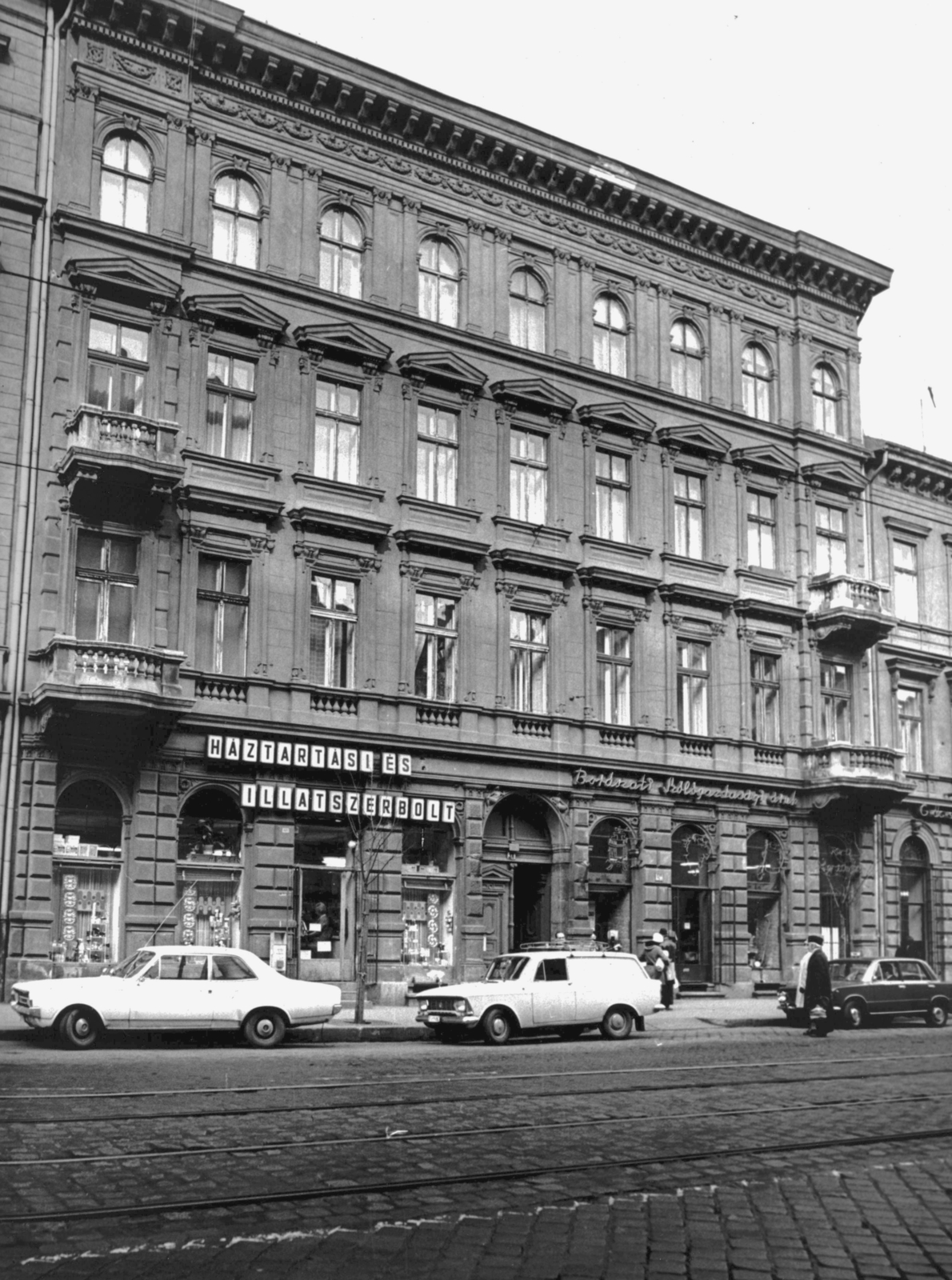 Hungary, Budapest V., Vámház (Tolbuhin) körút 12. A kép forrását kérjük így adja meg: Fortepan / Budapest Főváros Levéltára. Levéltári jelzet: HU_BFL_XV_19_c_11, 1973, Budapest Főváros Levéltára / Városrendezési és Építészeti Osztályának fényképei, A Fővárosi Tanács VB Városrendezési és Építészeti Osztályának, Opel-brand, Lada-brand, perfume store, Moskvitch-brand, Budapest, wine essentials, Moskvith 433/434, Fortepan #103720