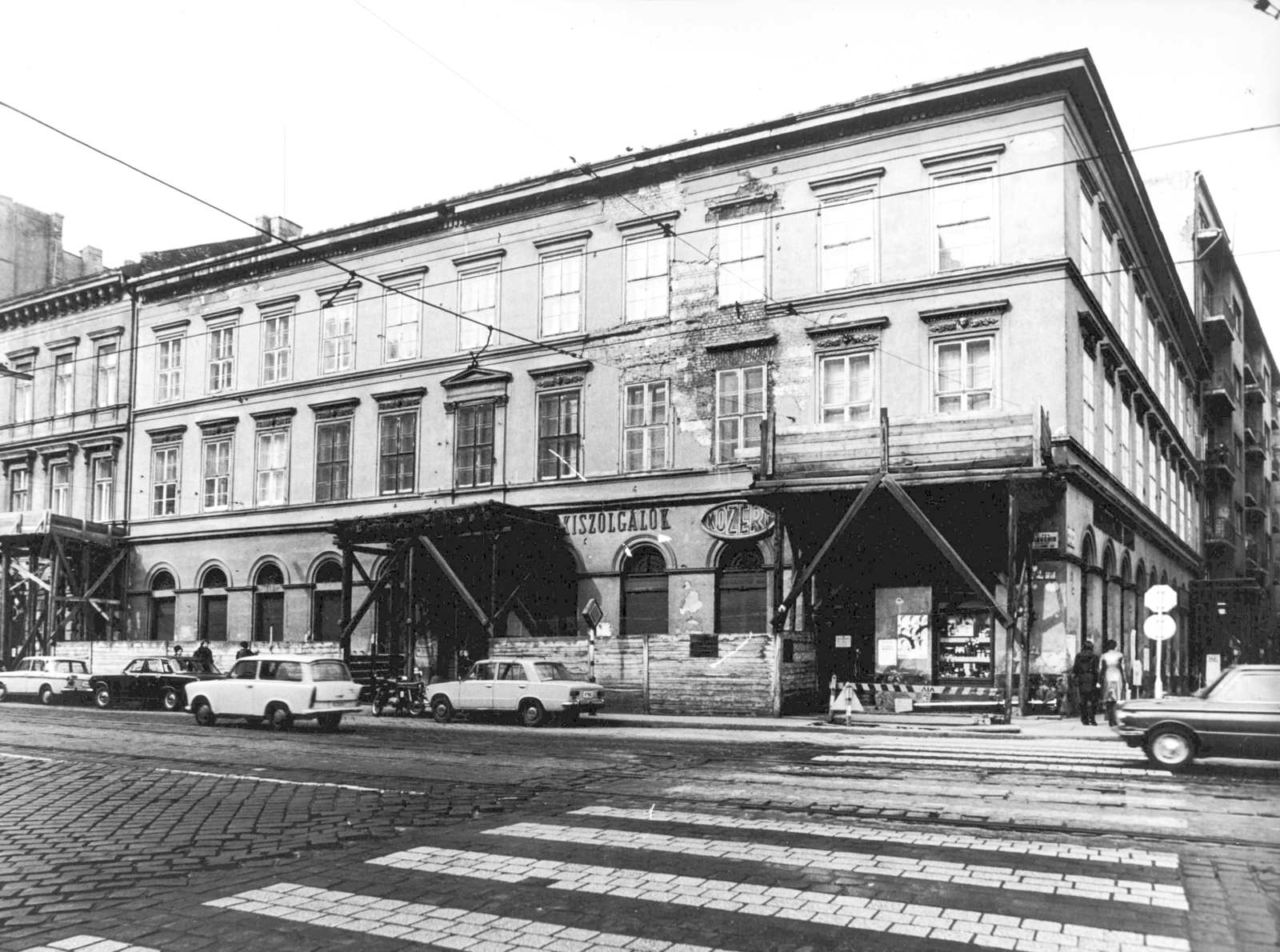 Magyarország, Budapest V., Vámház (Tolbuhin) körút 16., Királyi Pál utca sarok. A kép forrását kérjük így adja meg: Fortepan / Budapest Főváros Levéltára. Levéltári jelzet: HU_BFL_XV_19_c_11, 1973, Budapest Főváros Levéltára / Városrendezési és Építészeti Osztályának fényképei, A Fővárosi Tanács VB Városrendezési és Építészeti Osztályának, Trabant-márka, GAZ-márka, Fiat-márka, Lada-márka, Trabant 601, VAZ 2101, Fiat 1300/1500, Budapest, élelmiszerbolt, Közért Vállalat, Fortepan #103721