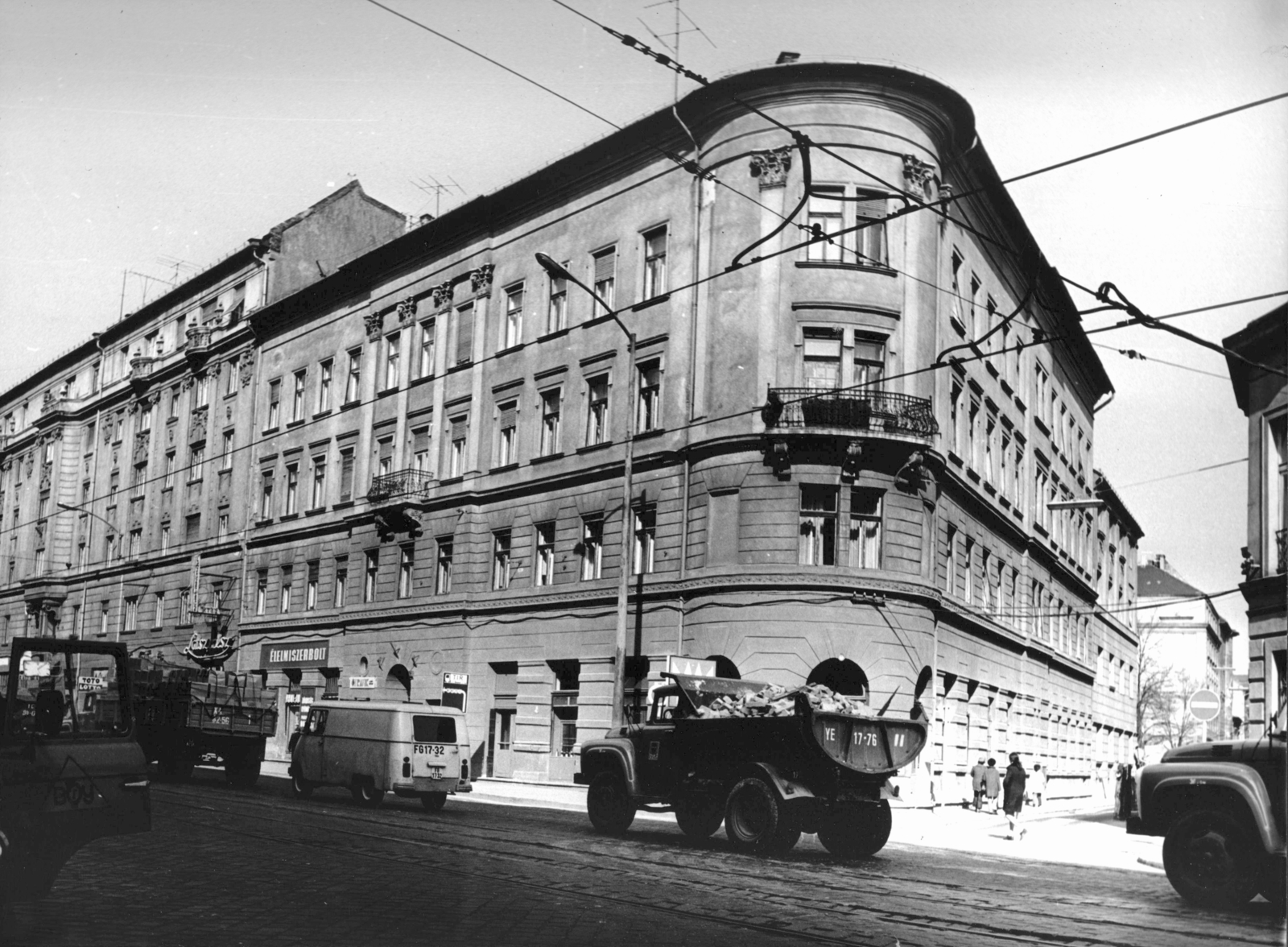 Hungary, Budapest VIII., Üllői út 46., Kisfaludy utca sarok. A kép forrását kérjük így adja meg: Fortepan / Budapest Főváros Levéltára. Levéltári jelzet: HU_BFL_XV_19_c_11, 1973, Budapest Főváros Levéltára / Városrendezési és Építészeti Osztályának fényképei, A Fővárosi Tanács VB Városrendezési és Építészeti Osztályának, ZIL-brand, Barkas-brand, Budapest, Fortepan #103741