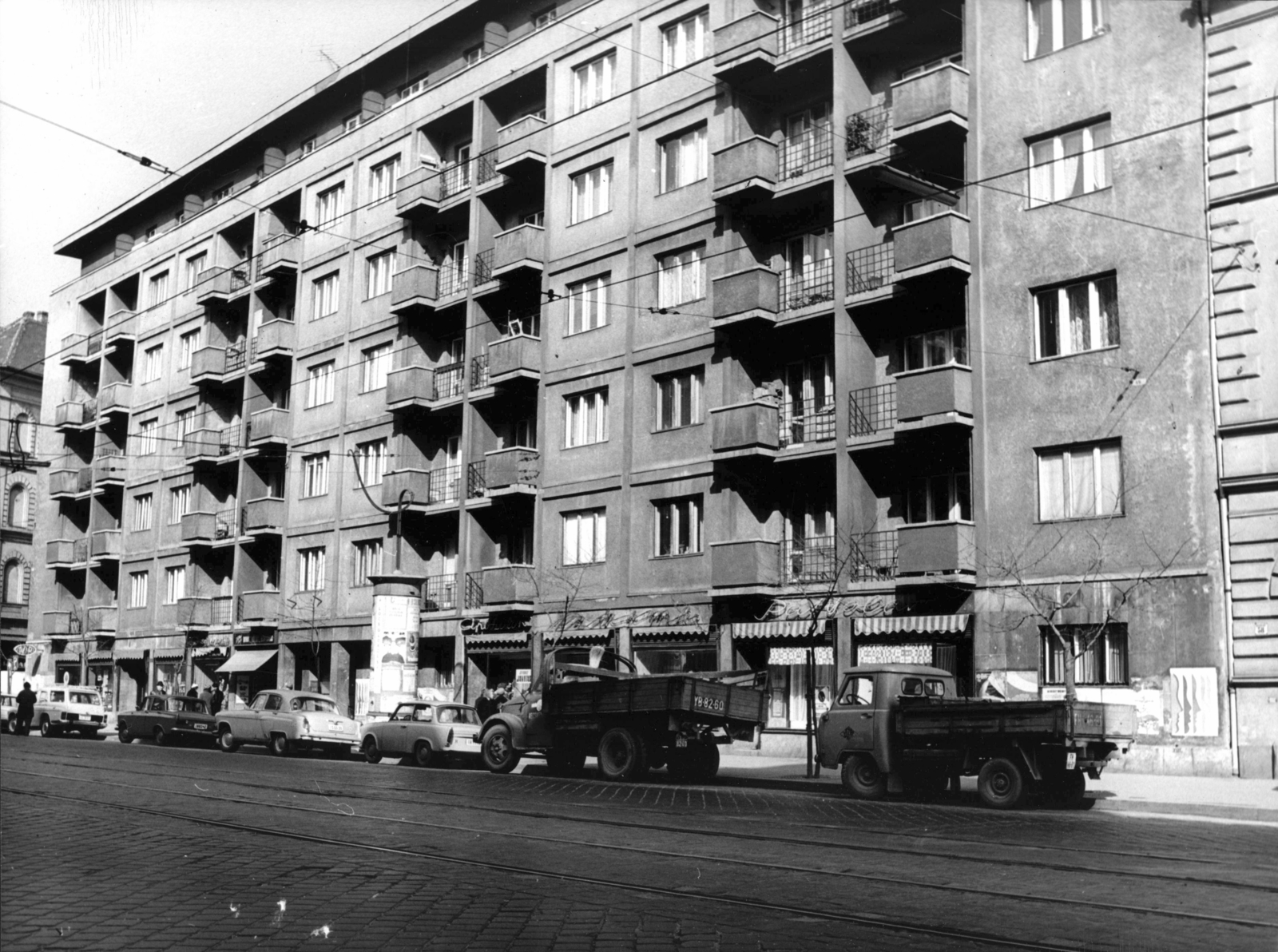 Hungary, Budapest VIII., Üllői út 54-56. A kép forrását kérjük így adja meg: Fortepan / Budapest Főváros Levéltára. Levéltári jelzet: HU_BFL_XV_19_c_11, 1973, Budapest Főváros Levéltára / Városrendezési és Építészeti Osztályának fényképei, A Fővárosi Tanács VB Városrendezési és Építészeti Osztályának, Trabant-brand, GAZ-brand, UAZ-brand, M21 Wolga, FSO-brand, Moskvitch-brand, Budapest, Fortepan #103745