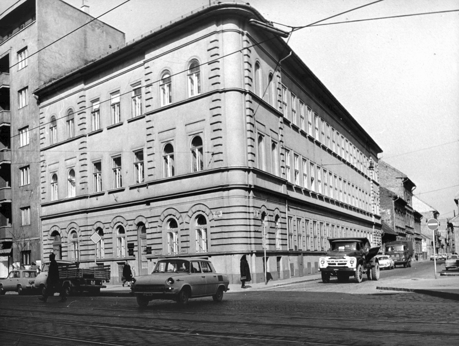 Hungary, Budapest VIII., Üllői út 58., szemben a Futó utca. A kép forrását kérjük így adja meg: Fortepan / Budapest Főváros Levéltára. Levéltári jelzet: HU_BFL_XV_19_c_11, 1973, Budapest Főváros Levéltára / Városrendezési és Építészeti Osztályának fényképei, A Fővárosi Tanács VB Városrendezési és Építészeti Osztályának, Skoda-brand, ZIL-brand, Lada-brand, Budapest, Fortepan #103746