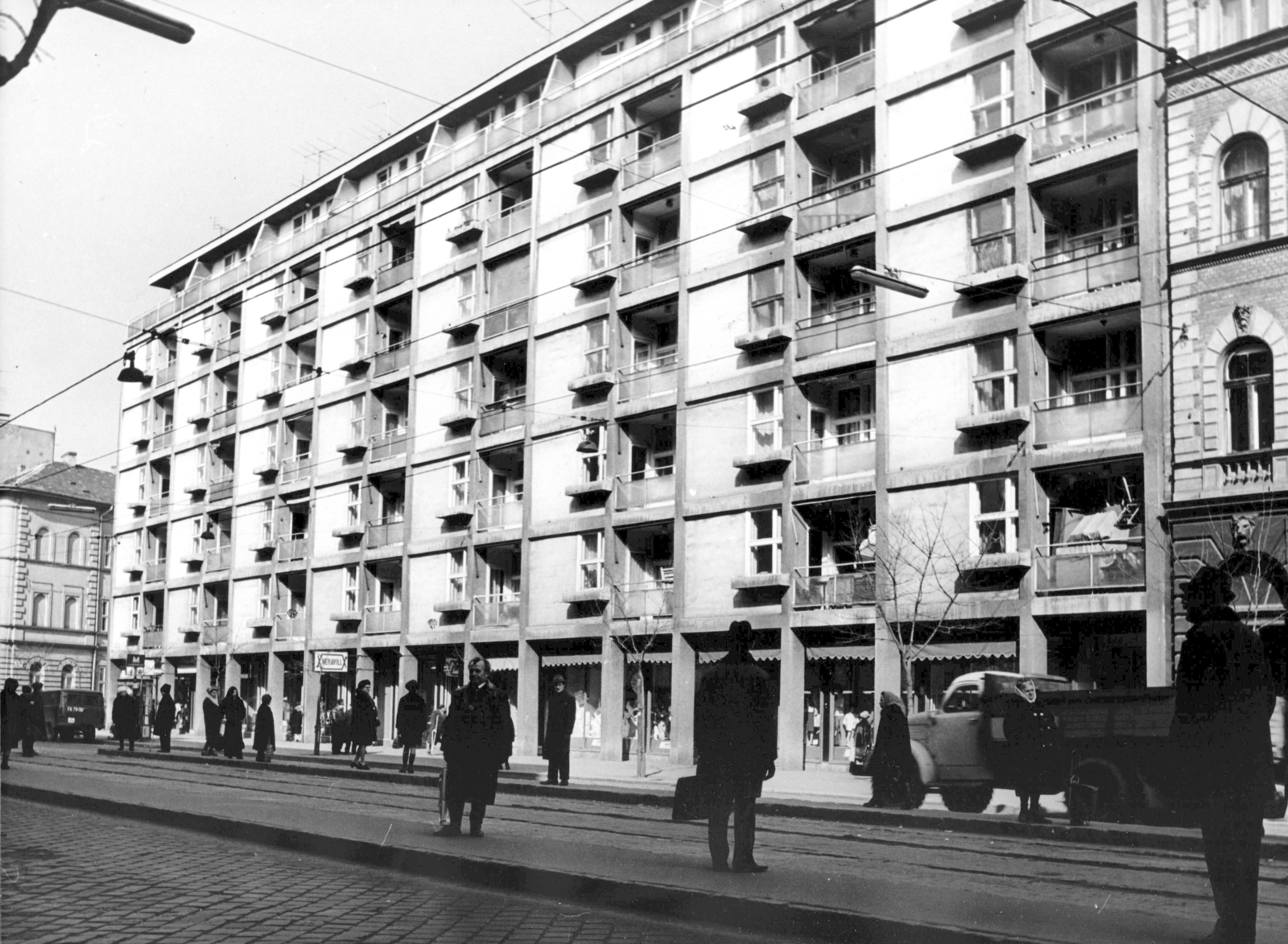 Magyarország, Budapest VIII., Üllői út 60-62., balra a Futó utca, előtérben a Berzencey utcai villamosmegálló A kép forrását kérjük így adja meg: Fortepan / Budapest Főváros Levéltára. Levéltári jelzet: HU_BFL_XV_19_c_11, 1973, Budapest Főváros Levéltára / Városrendezési és Építészeti Osztályának fényképei, A Fővárosi Tanács VB Városrendezési és Építészeti Osztályának, Budapest, bérház, Fortepan #103747