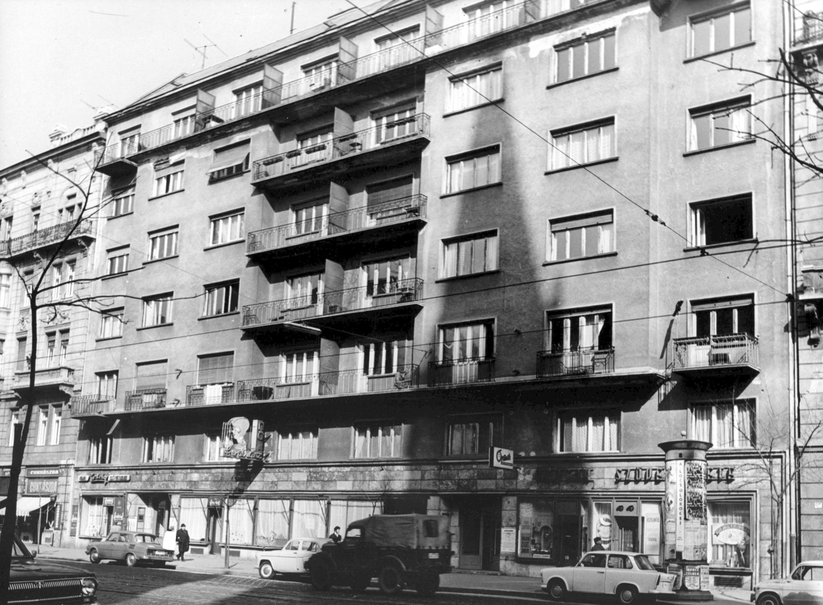 Hungary, Budapest VIII., Üllői út 66/b. A kép forrását kérjük így adja meg: Fortepan / Budapest Főváros Levéltára. Levéltári jelzet: HU_BFL_XV_19_c_11, 1973, Budapest Főváros Levéltára / Városrendezési és Építészeti Osztályának fényképei, A Fővárosi Tanács VB Városrendezési és Építészeti Osztályának, Trabant-brand, GAZ-brand, Skoda-brand, Fiat-brand, Budapest, Fortepan #103750