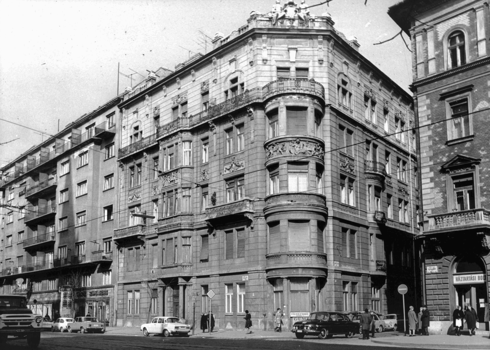 Hungary, Budapest VIII., Üllői út 66/c, Leonardo da Vinci utca sarok. A kép forrását kérjük így adja meg: Fortepan / Budapest Főváros Levéltára. Levéltári jelzet: HU_BFL_XV_19_c_11, 1973, Budapest Főváros Levéltára / Városrendezési és Építészeti Osztályának fényképei, A Fővárosi Tanács VB Városrendezési és Építészeti Osztályának, Tatra-brand, Trabant-brand, Skoda-brand, Fiat-brand, ZIL-brand, Polski Fiat-brand, Wartburg-brand, Budapest, Fortepan #103751