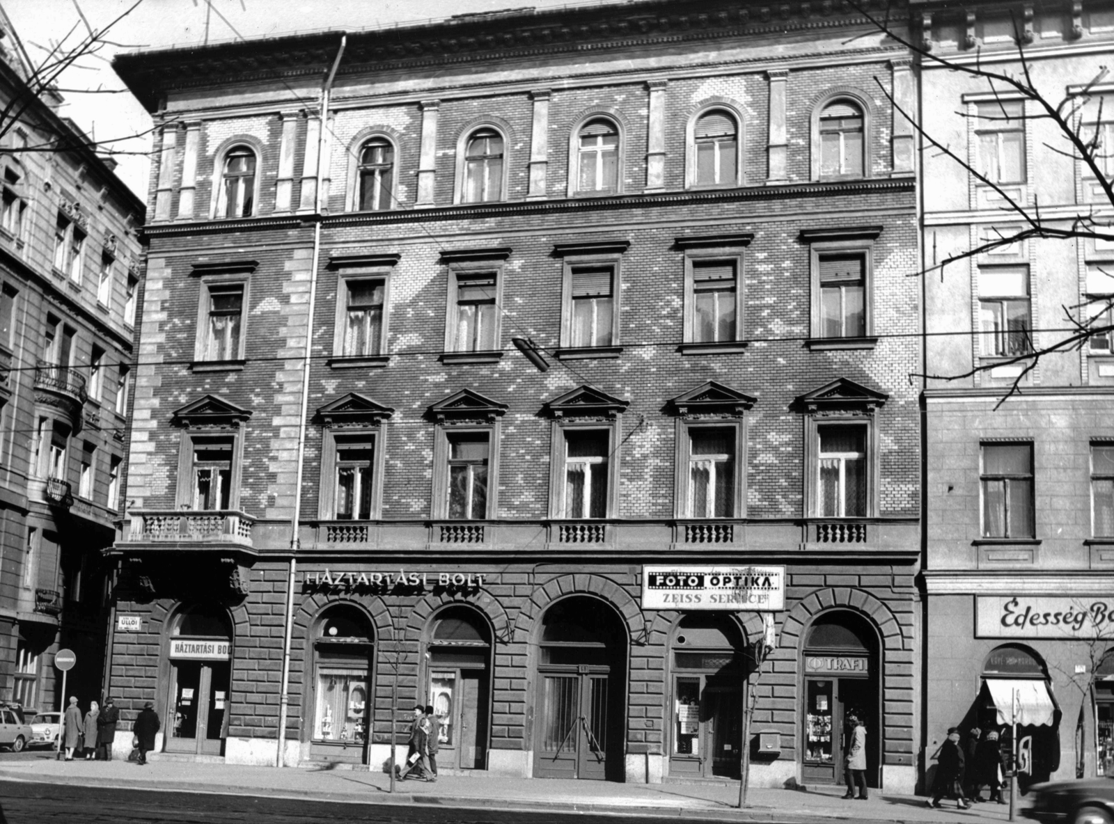 Hungary, Budapest VIII., Üllői út 68., balra a Leonardo da Vinci utca. A kép forrását kérjük így adja meg: Fortepan / Budapest Főváros Levéltára. Levéltári jelzet: HU_BFL_XV_19_c_11, 1973, Budapest Főváros Levéltára / Városrendezési és Építészeti Osztályának fényképei, A Fővárosi Tanács VB Városrendezési és Építészeti Osztályának, Budapest, Fortepan #103752