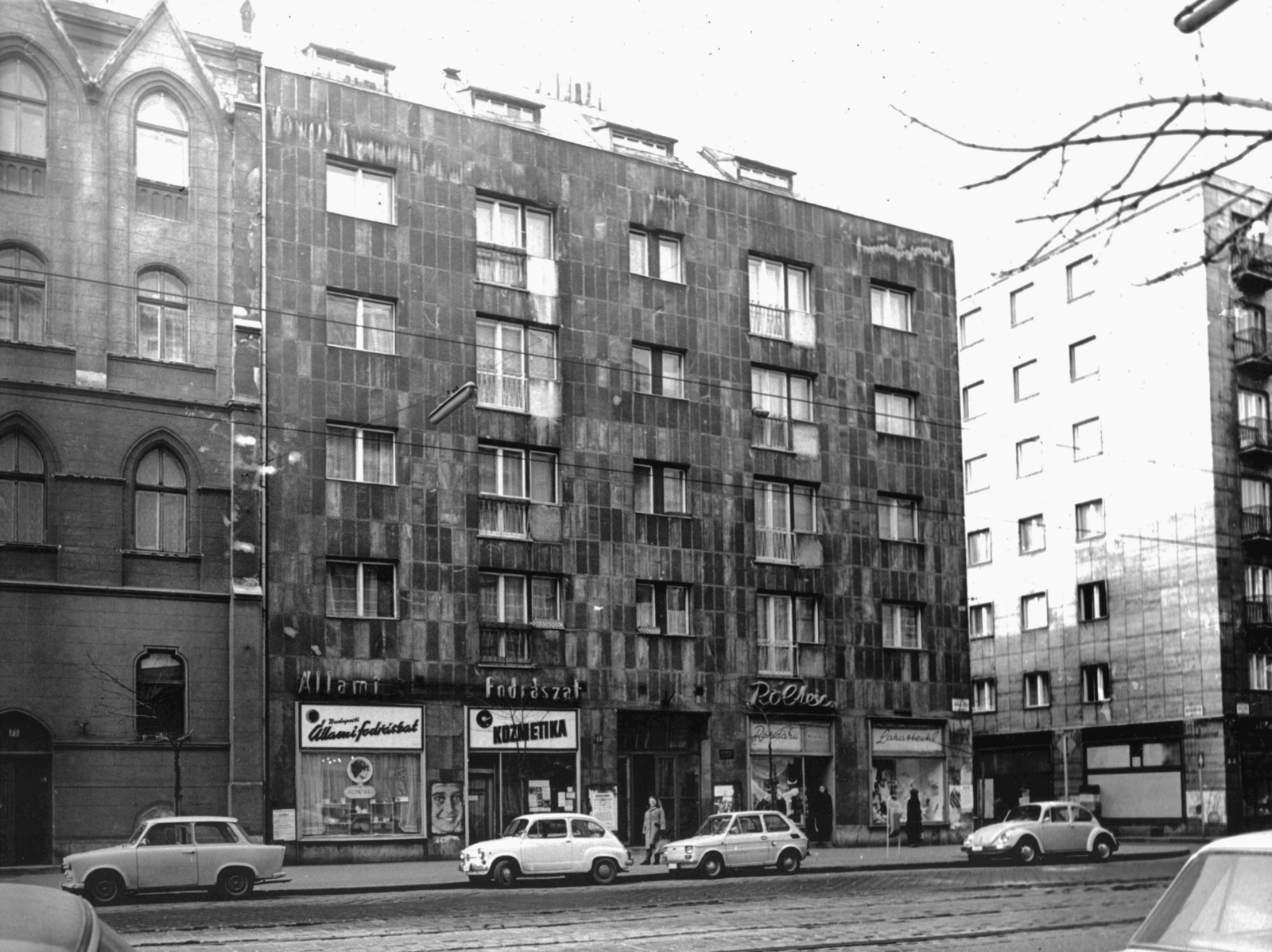 Hungary, Budapest IX., Üllői út 73., Bokréta utca sarok. A kép forrását kérjük így adja meg: Fortepan / Budapest Főváros Levéltára. Levéltári jelzet: HU_BFL_XV_19_c_11, 1973, Budapest Főváros Levéltára / Városrendezési és Építészeti Osztályának fényképei, A Fővárosi Tanács VB Városrendezési és Építészeti Osztályának, Trabant-brand, Fiat-brand, Polski Fiat-brand, Volkswagen-brand, Budapest, Röltex-brand, hairdresser, Fortepan #103768