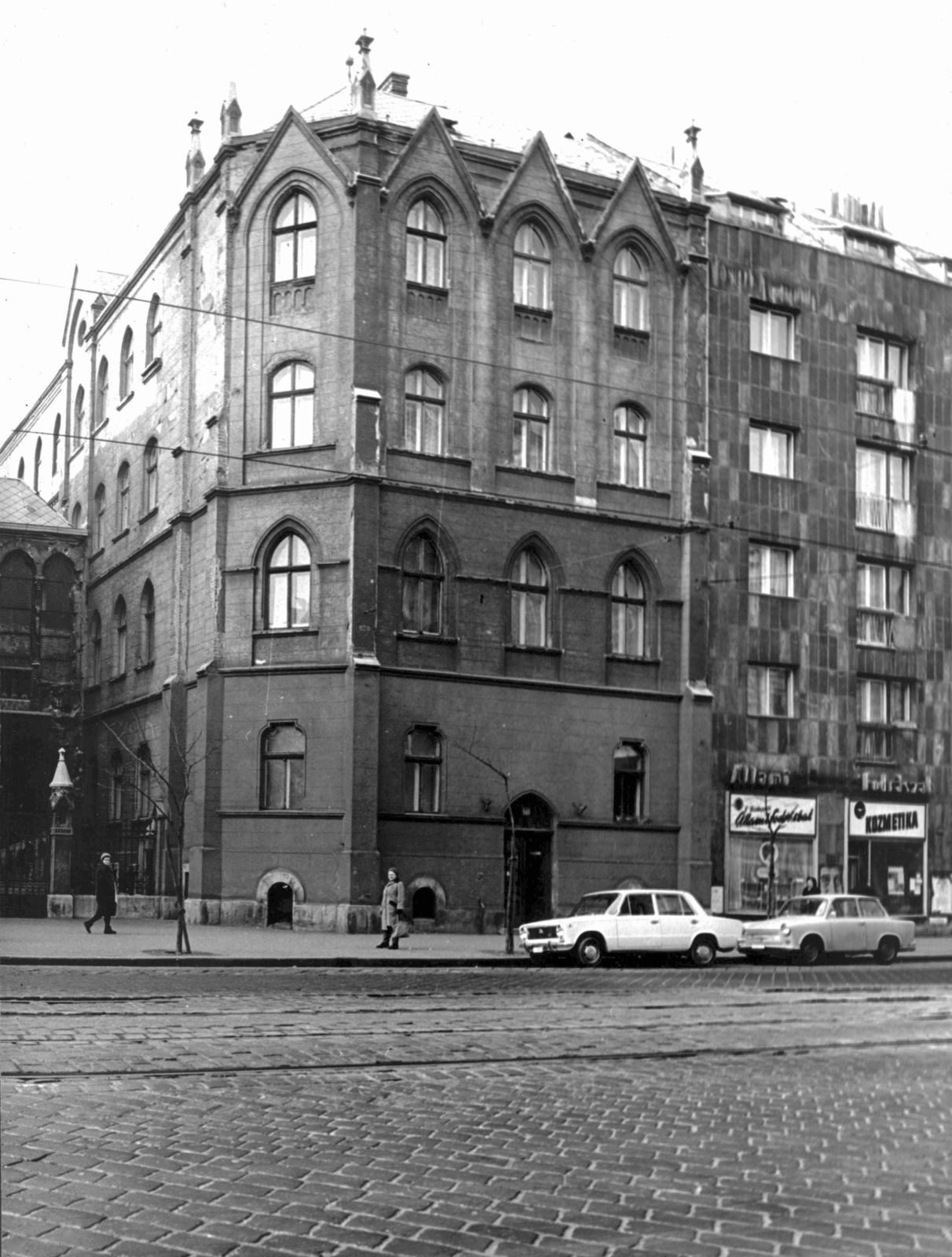 Magyarország, Budapest IX., Üllői út 75. A kép forrását kérjük így adja meg: Fortepan / Budapest Főváros Levéltára. Levéltári jelzet: HU_BFL_XV_19_c_11, 1973, Budapest Főváros Levéltára / Városrendezési és Építészeti Osztályának fényképei, A Fővárosi Tanács VB Városrendezési és Építészeti Osztályának, Trabant-márka, Lada-márka, Trabant 601, VAZ 2101, Budapest, Fortepan #103769