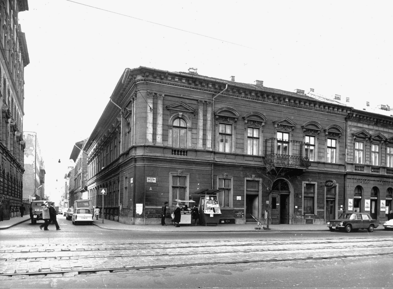 Magyarország, Budapest IX., Üllői út 87., Thaly Kálmán utca sarok. A kép forrását kérjük így adja meg: Fortepan / Budapest Főváros Levéltára. Levéltári jelzet: HU_BFL_XV_19_c_11, 1973, Budapest Főváros Levéltára / Városrendezési és Építészeti Osztályának fényképei, A Fővárosi Tanács VB Városrendezési és Építészeti Osztályának, Trabant-márka, Lada-márka, Volkswagen-márka, Zuk-márka, Trabant 601, VAZ 2101, Budapest, Fortepan #103774