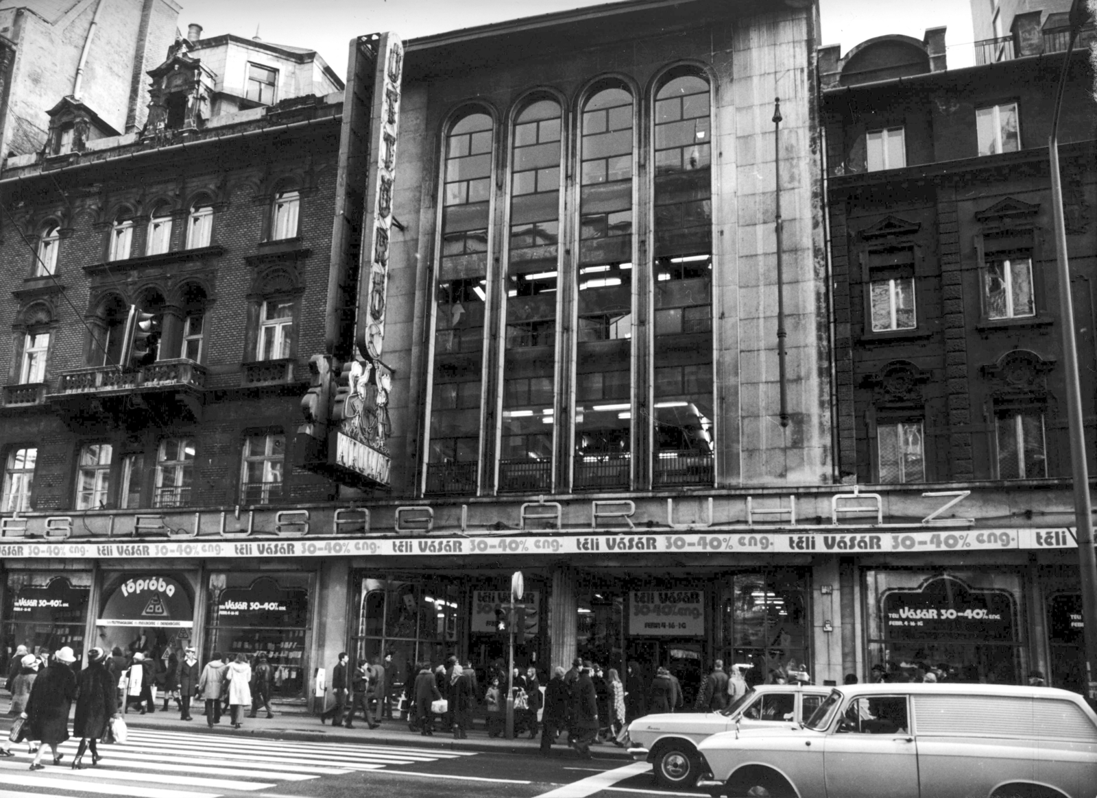 Hungary, Budapest V., Kossuth Lajos utca 9., Úttörő Áruház. A kép forrását kérjük így adja meg: Fortepan / Budapest Főváros Levéltára. Levéltári jelzet: HU_BFL_XV_19_c_11, 1973, Budapest Főváros Levéltára / Városrendezési és Építészeti Osztályának fényképei, A Fővárosi Tanács VB Városrendezési és Építészeti Osztályának, GAZ-brand, Moskvitch-brand, Budapest, crosswalk, store, Fortepan #103793