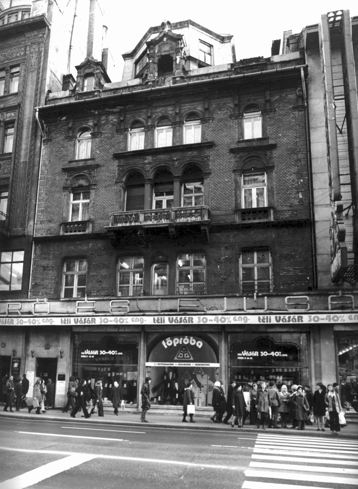 Hungary, Budapest V., Kossuth Lajos utca 11., Úttörő Áruház. A kép forrását kérjük így adja meg: Fortepan / Budapest Főváros Levéltára. Levéltári jelzet: HU_BFL_XV_19_c_11, 1973, Budapest Főváros Levéltára / Városrendezési és Építészeti Osztályának fényképei, A Fővárosi Tanács VB Városrendezési és Építészeti Osztályának, Budapest, Fortepan #103794