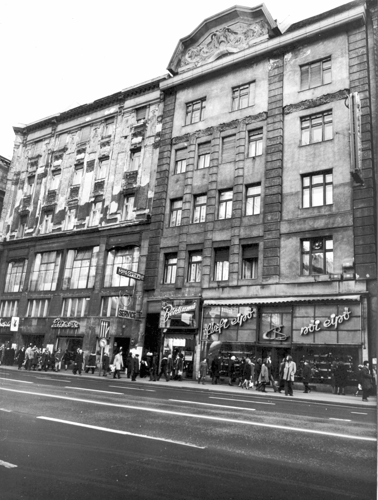 Hungary, Budapest V., Kossuth Lajos utca 17. és 15. A kép forrását kérjük így adja meg: Fortepan / Budapest Főváros Levéltára. Levéltári jelzet: HU_BFL_XV_19_c_11, 1973, Budapest Főváros Levéltára / Városrendezési és Építészeti Osztályának fényképei, A Fővárosi Tanács VB Városrendezési és Építészeti Osztályának, Budapest, Fortepan #103796