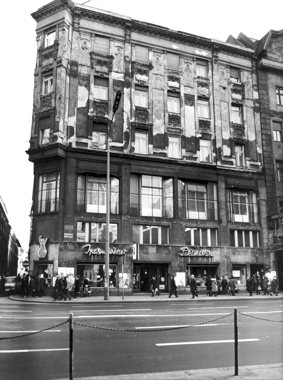 Hungary, Budapest V., Kossuth Lajos utca 17., balra a Magyar utca. A kép forrását kérjük így adja meg: Fortepan / Budapest Főváros Levéltára. Levéltári jelzet: HU_BFL_XV_19_c_11, 1973, Budapest Főváros Levéltára / Városrendezési és Építészeti Osztályának fényképei, A Fővárosi Tanács VB Városrendezési és Építészeti Osztályának, Wartburg-brand, Budapest, Fortepan #103797