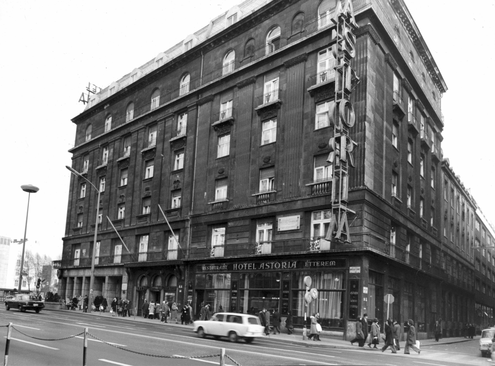 Hungary, Budapest V., Kossuth Lajos utca 19-21., Astoria szálló. Balra a Múzeum körút, jobbra a Magyar utca. A kép forrását kérjük így adja meg: Fortepan / Budapest Főváros Levéltára. Levéltári jelzet: HU_BFL_XV_19_c_11, 1973, Budapest Főváros Levéltára / Városrendezési és Építészeti Osztályának fényképei, A Fővárosi Tanács VB Városrendezési és Építészeti Osztályának, Trabant-brand, GAZ-brand, Wartburg-brand, Budapest, Fortepan #103799