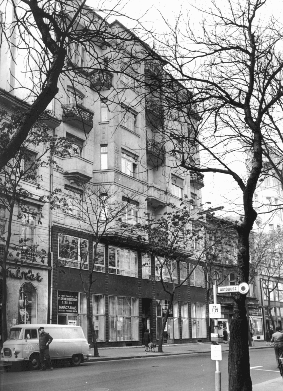 Hungary, Budapest V., Kecskeméti utca 9. A kép forrását kérjük így adja meg: Fortepan / Budapest Főváros Levéltára. Levéltári jelzet: HU_BFL_XV_19_c_11, 1973, Budapest Főváros Levéltára / Városrendezési és Építészeti Osztályának fényképei, A Fővárosi Tanács VB Városrendezési és Építészeti Osztályának, Barkas-brand, Budapest, Fortepan #103805