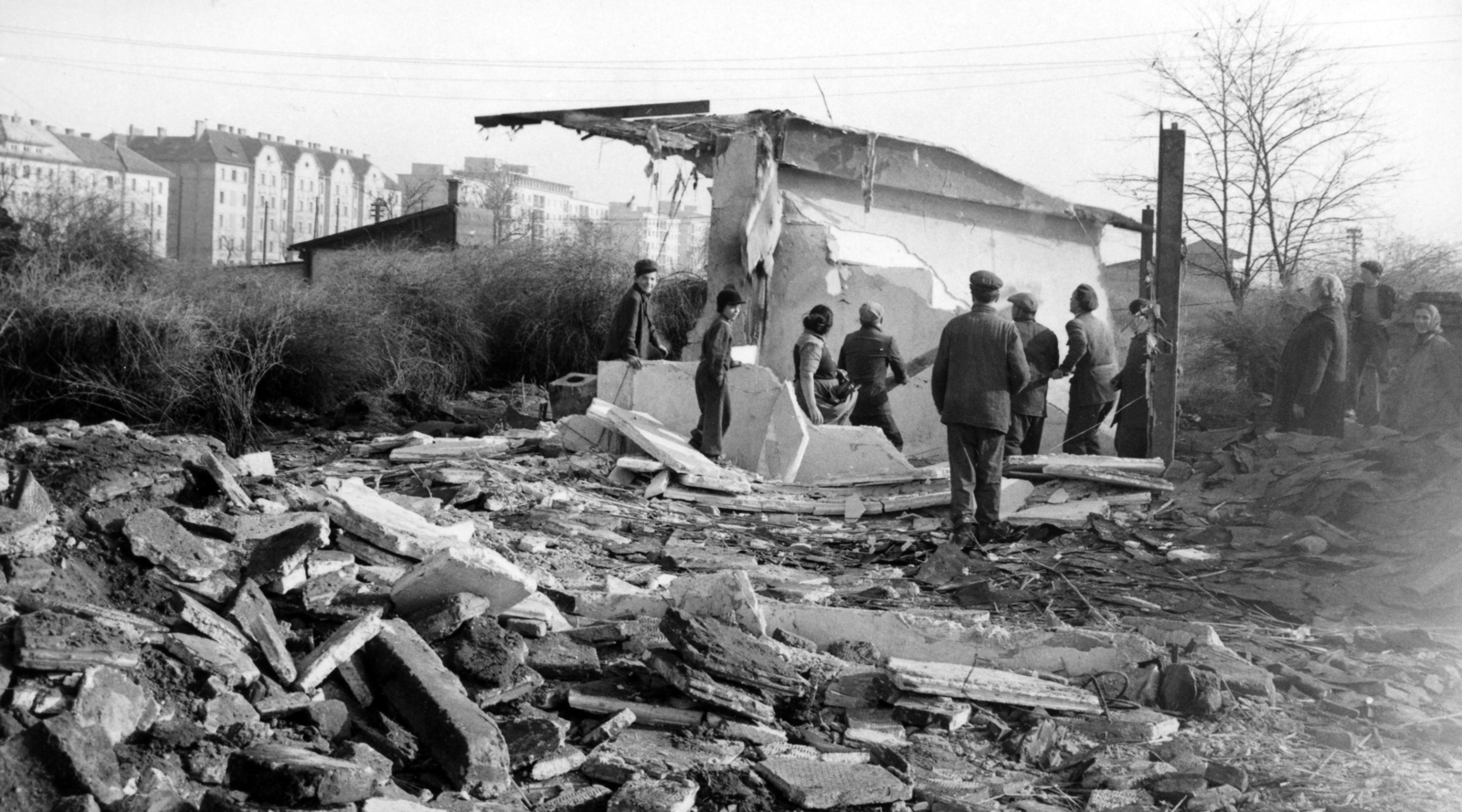 Hungary, Budapest X.,Budapest IX., a Mária Valéria telep bontása, háttérben Üllő úti házak a Zágrábi köz és a Somfa köz mellett. A kép forrását kérjük így adja meg: Fortepan / Budapest Főváros Levéltára. Levéltári jelzet: HU_BFL_XV_19_c_11, 1957, Budapest Főváros Levéltára / Városrendezési és Építészeti Osztályának fényképei, Budapest, demolition, Fortepan #103811