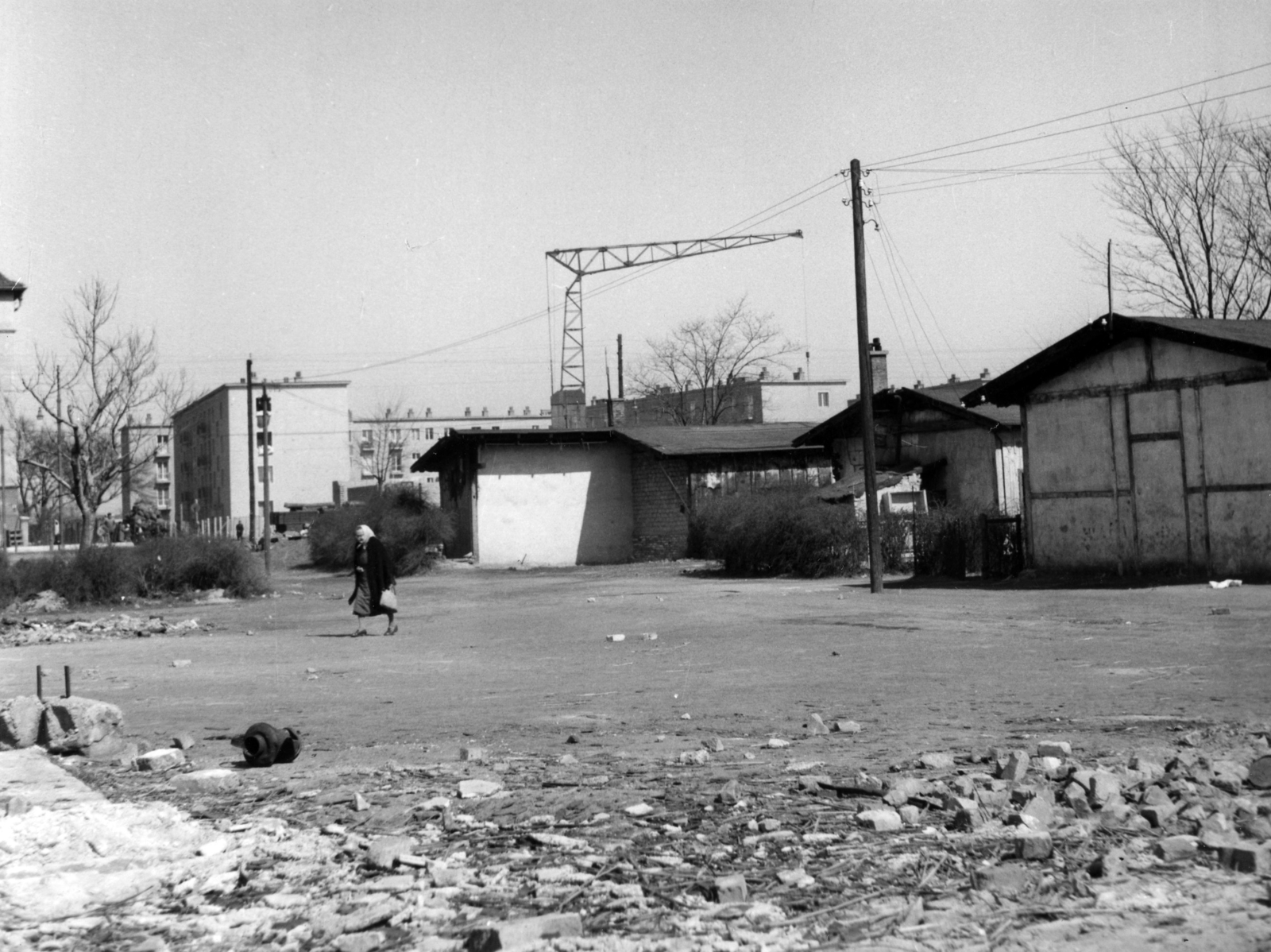 Hungary, Budapest X.,Budapest IX., a Mária Valéria telep házai, háttérben a Zágrábi utcai lakótelep Szárnyas utca és Zágrábi utca közötti része. A kép forrását kérjük így adja meg: Fortepan / Budapest Főváros Levéltára. Levéltári jelzet: HU_BFL_XV_19_c_11, 1957, Budapest Főváros Levéltára / Városrendezési és Építészeti Osztályának fényképei, crane, Budapest, poverty, hovel, Fortepan #103812