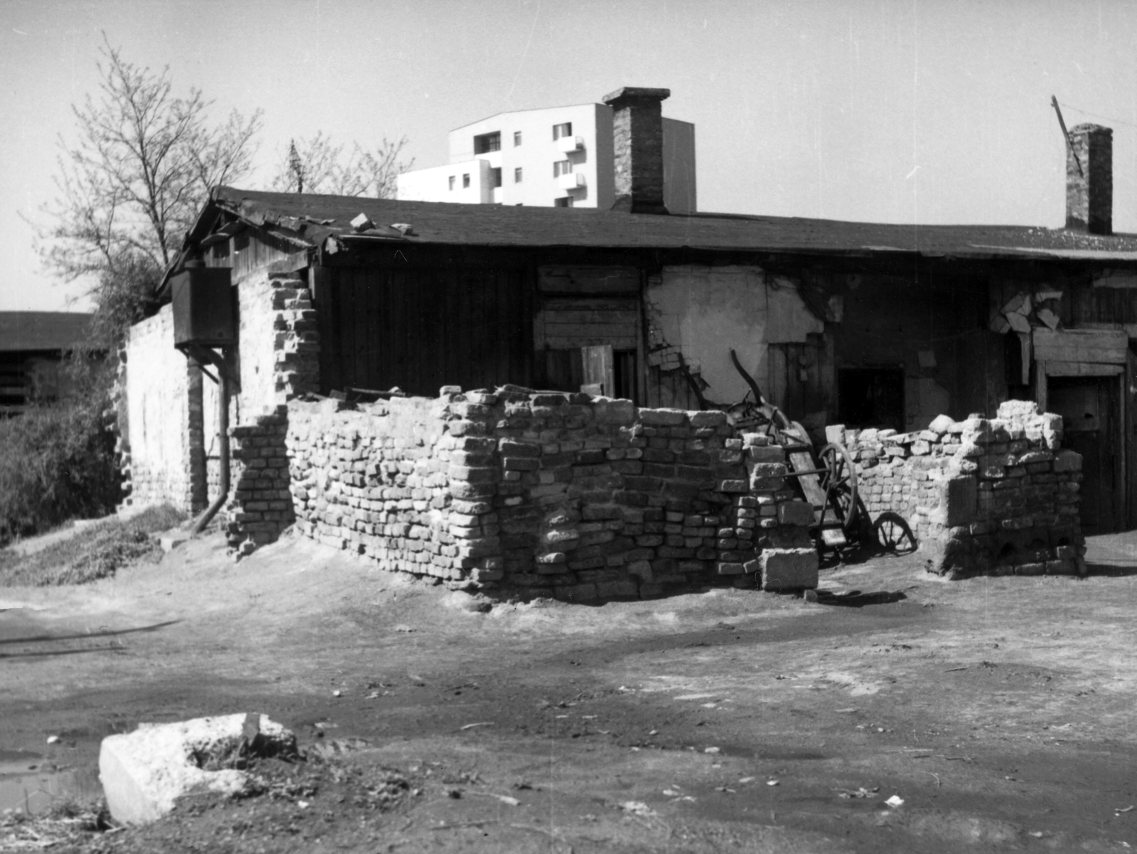 Magyarország, Budapest IX., Mária Valéria telep, háttérben a nyolcemeletes ház a Dési Huber utcában áll. A kép forrását kérjük így adja meg: Fortepan / Budapest Főváros Levéltára. Levéltári jelzet: HU_BFL_XV_19_c_11, 1961, Budapest Főváros Levéltára / Városrendezési és Építészeti Osztályának fényképei, A Fővárosi Tanács VB Városrendezési és Építészeti Osztályának, Budapest, Fortepan #103817