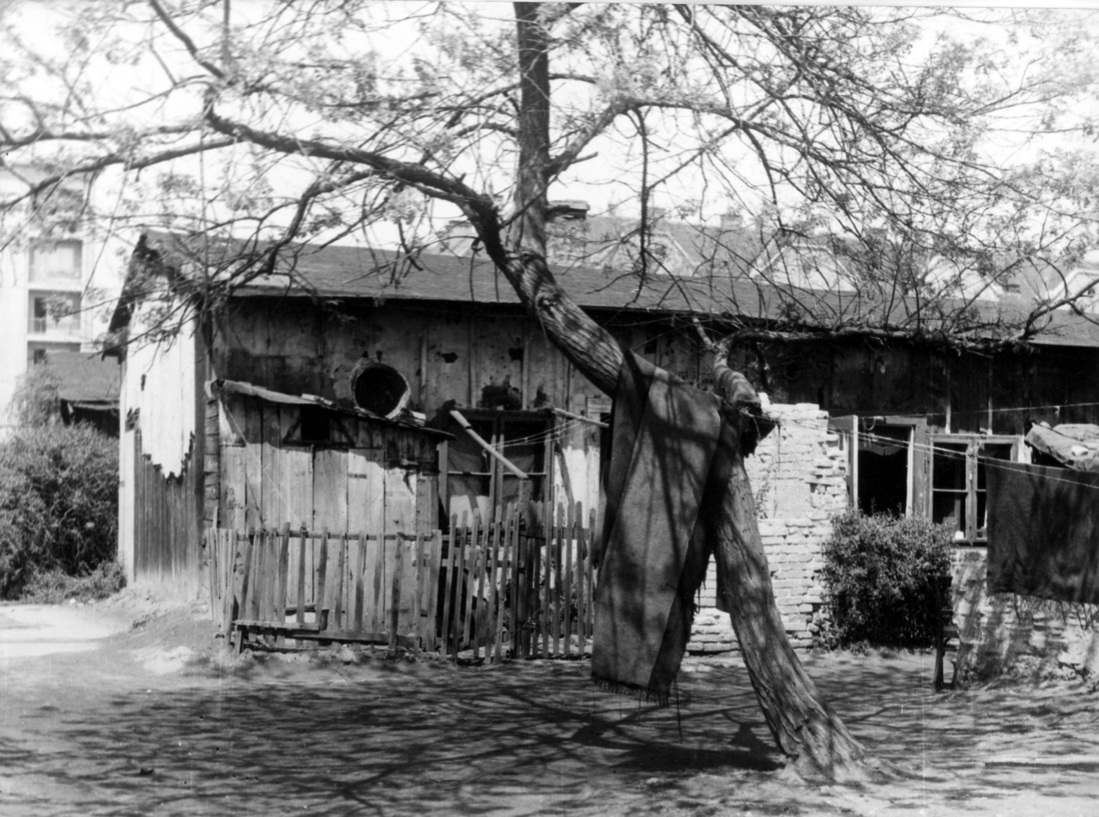 Magyarország, Budapest IX., Mária Valéria telep, háttérben az Üllői úti lakótelep házai. A kép forrását kérjük így adja meg: Fortepan / Budapest Főváros Levéltára. Levéltári jelzet: HU_BFL_XV_19_c_11, 1961, Budapest Főváros Levéltára / Városrendezési és Építészeti Osztályának fényképei, A Fővárosi Tanács VB Városrendezési és Építészeti Osztályának, Budapest, Fortepan #103818